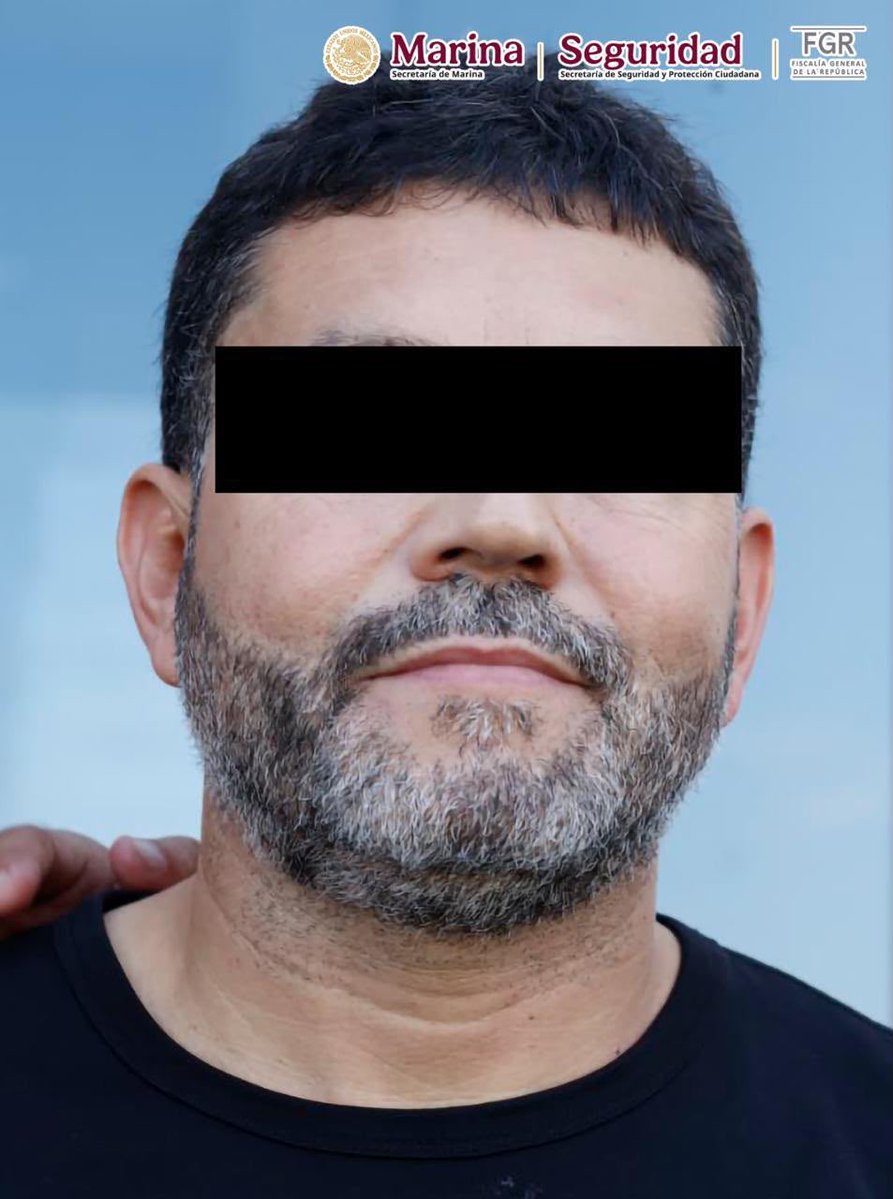 GabSeguridadMX's tweet photo. En una acción coordinada en Mazatlán, Sinaloa, elementos de @SEMAR_mx, @SSPCMexico, @FGRMexico y el Centro Nacional de Inteligencia detuvieron a seis personas, entre ellas a Ricardo “N”, alias “El Tío”, operador financiero y uno de los principales líderes de una célula delictiva vinculada a la facción “Los Chapitos”.

Durante la operación se aseguraron armas de fuego, cargadores, cartuchos, droga y vehículos.

Seguimos trabajando de manera coordinada para debilitar las estructuras criminales y detener a los generadores de violencia.