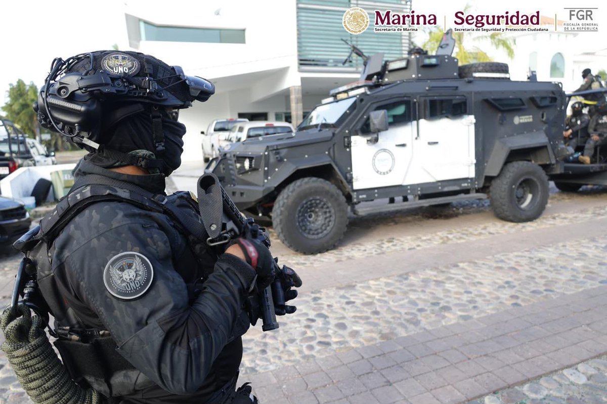 GabSeguridadMX's tweet photo. En una acción coordinada en Mazatlán, Sinaloa, elementos de @SEMAR_mx, @SSPCMexico, @FGRMexico y el Centro Nacional de Inteligencia detuvieron a seis personas, entre ellas a Ricardo “N”, alias “El Tío”, operador financiero y uno de los principales líderes de una célula delictiva vinculada a la facción “Los Chapitos”.

Durante la operación se aseguraron armas de fuego, cargadores, cartuchos, droga y vehículos.

Seguimos trabajando de manera coordinada para debilitar las estructuras criminales y detener a los generadores de violencia.