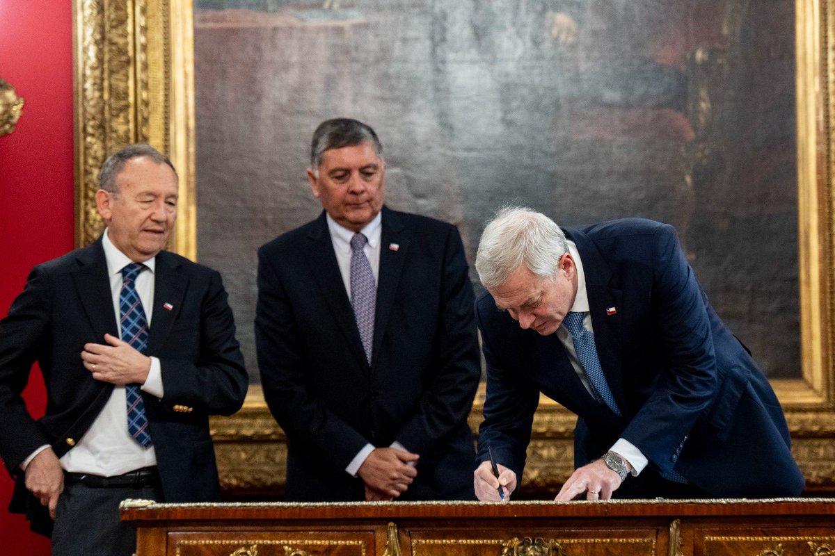 PresidenteKast's tweet photo. Quienes ejercen las más altas funciones públicas deben cumplir con exigencias acordes a esa responsabilidad. Por eso hemos impulsado una reforma constitucional para establecer la obligación de realizarse exámenes de detección de consumo de drogas e incorporar una nueva causal de cesación en el cargo en caso de resultar positivo.