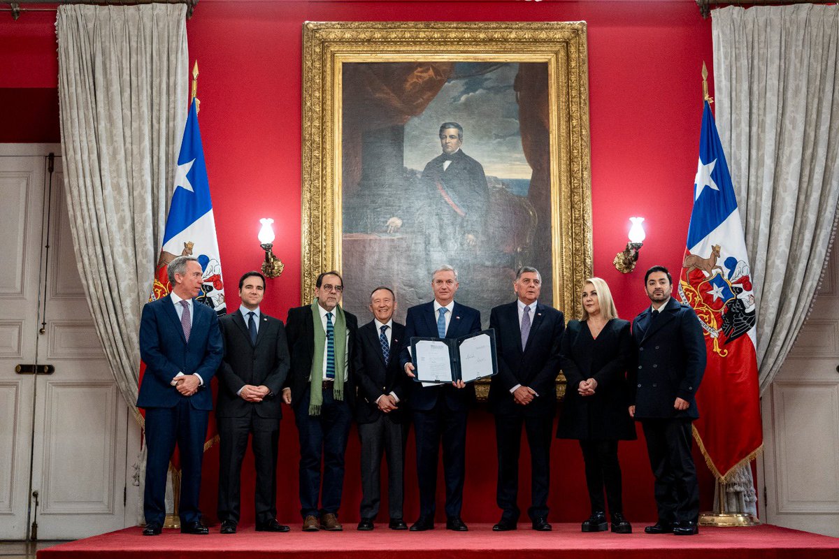 PresidenteKast's tweet photo. Quienes ejercen las más altas funciones públicas deben cumplir con exigencias acordes a esa responsabilidad. Por eso hemos impulsado una reforma constitucional para establecer la obligación de realizarse exámenes de detección de consumo de drogas e incorporar una nueva causal de cesación en el cargo en caso de resultar positivo.