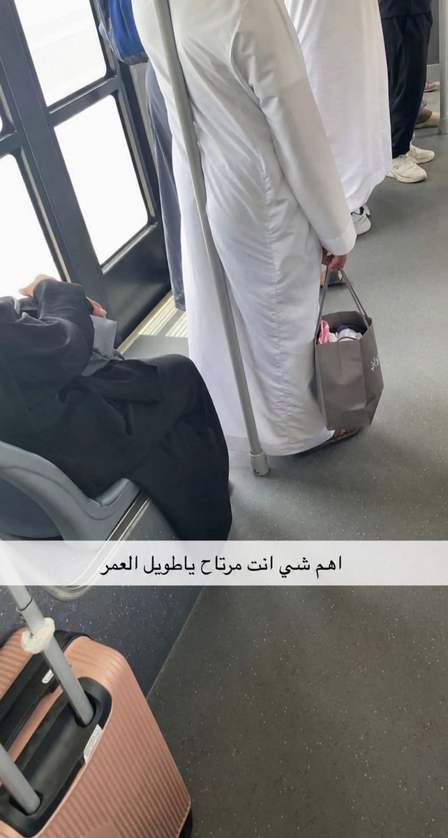 shirlw54's tweet photo. هل تعتبرون هذي قلة ذوق، خصوصًا في الأماكن العامة؟ ولا الشخص حر ويسوي اللي يريحه؟ عطونا رأيكم بكل صراحة. https://t.co/JaSa1g0W5I