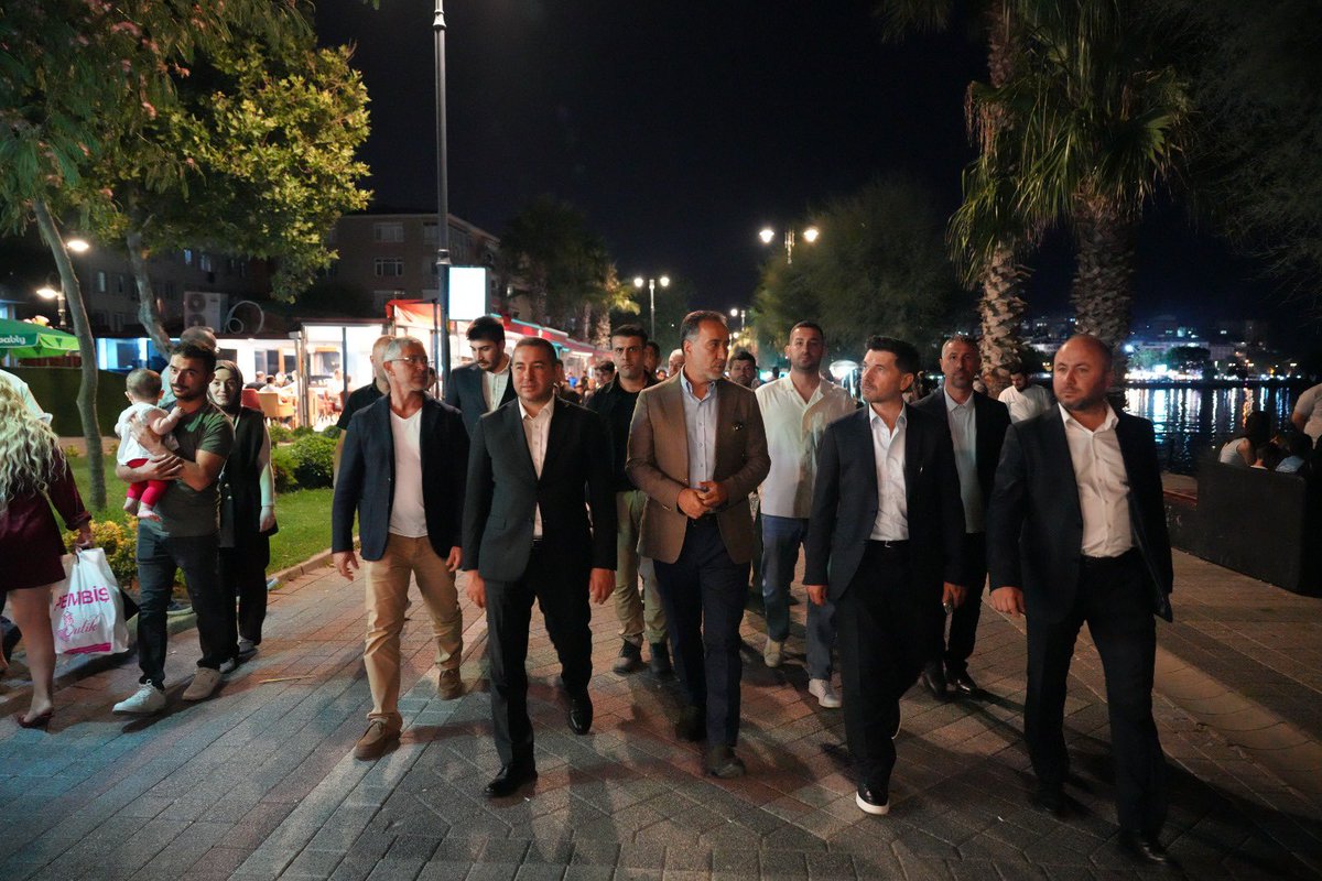 asavascolak's tweet photo. İstanbul İl başkanımız Volkan Yılmaz MYK Üyemiz Metehan Özkan, Silivri ilçe başkanımız Zafer Yalçın ve ilçe teşkilatımız ile birlikte Silivri İlçemizde vatandaşlarımızla bir araya geldik. İl başkanımıza hemşerileri tarafından gösterilen teveccüh görülmeye değerdi. https://t.co/WMxGHJv3Su