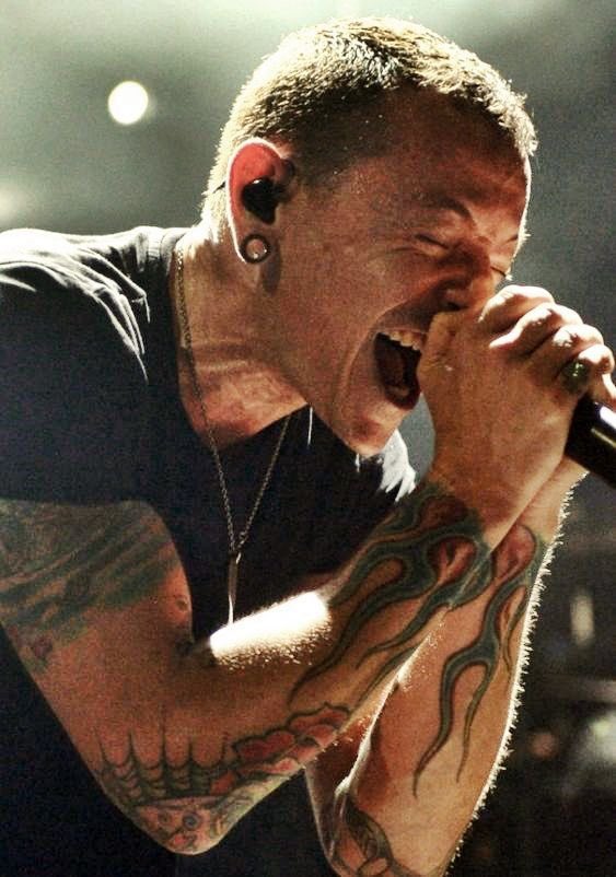 entrepaginasray's tweet photo. Duas lendas que moldaram gerações. Chester Bennington e Chorão, dois dos maiores que já passaram por aqui. Deixaram um legado eterno e músicas que vão viver para sempre. Queria demais ter tido a oportunidade de viver a experiência de assistir a um show deles. https://t.co/z7ArLUs9Vf