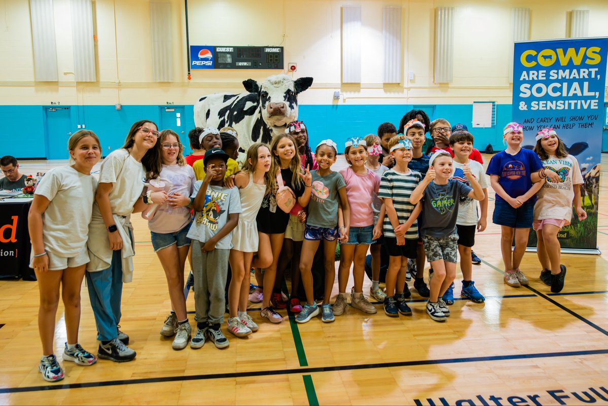 StPeteParksRec's tweet photo. Campers at Walter Fuller Recreation Center enjoyed a couple of special surprises during summer camp!
Carly the Cow stopped by to share her important message about kindness and respect. Campers also enjoyed a fun puppet show and story time with the St. Pete Library System. https://t.co/bJDXfZuGkg