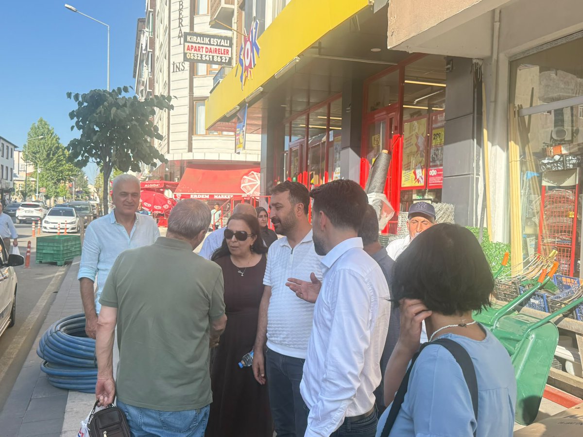 gencinsesi1's tweet photo. Hülakü Genç'te Vatandaşlarla Buluştu, "Barışı Müzakere ve Mücadeleyle İnşa Edeceğiz"

DEM Parti Bingöl Milletvekili Ömer Faruk Hülakü, DEM Parti Bingöl İl Başkanı Sedat Ormangören ve beraberindeki heyet, Genç ilçe merkezinde vatandaşlar ve esnafla bir araya geldi.

İlçe merkezinde gerçekleştirilen ziyaretlerde vatandaşlarla birebir görüşen heyet, esnafı ziyaret ederek yurttaşların talep, öneri ve değerlendirmelerini dinledi. Samimi sohbetlerin gerçekleştiği buluşmalarda, ülke gündemindeki gelişmeler ve yürütülen süreç üzerine de görüş alışverişinde bulunuldu.

Vatandaşların sorularını yanıtlayan Milletvekili Ömer Faruk Hülakü, yürütülen sürece ilişkin değerlendirmelerde bulunarak, kalıcı ve onurlu bir barışın diyalog, müzakere ve demokratik mücadele zemininde inşa edilebileceğini ifade etti.

Hülakü, önümüzdeki günlerde Türkiye Büyük Millet Meclisi'ne sunulması beklenen çerçeve yasanın sürecin sonu değil, yeni bir başlangıcın ilk adımı olduğunu belirterek, "Taslak Meclis'e geldiğinde içeriğini hep birlikte değerlendireceğiz. Bu süreç yalnızca çerçeve yasayla sınırlı kalmayacak. Müzakereler aşama aşama devam edecek. Toplumsal barışın sağlanması için demokratik siyaset, diyalog ve mücadeleyi birlikte büyütmeye devam edeceğiz." ifadelerini kullandı.

Ziyaretler boyunca vatandaşların yoğun ilgisiyle karşılanan heyet, halkın görüş ve beklentilerini dinleyerek temaslarını sürdürdü.