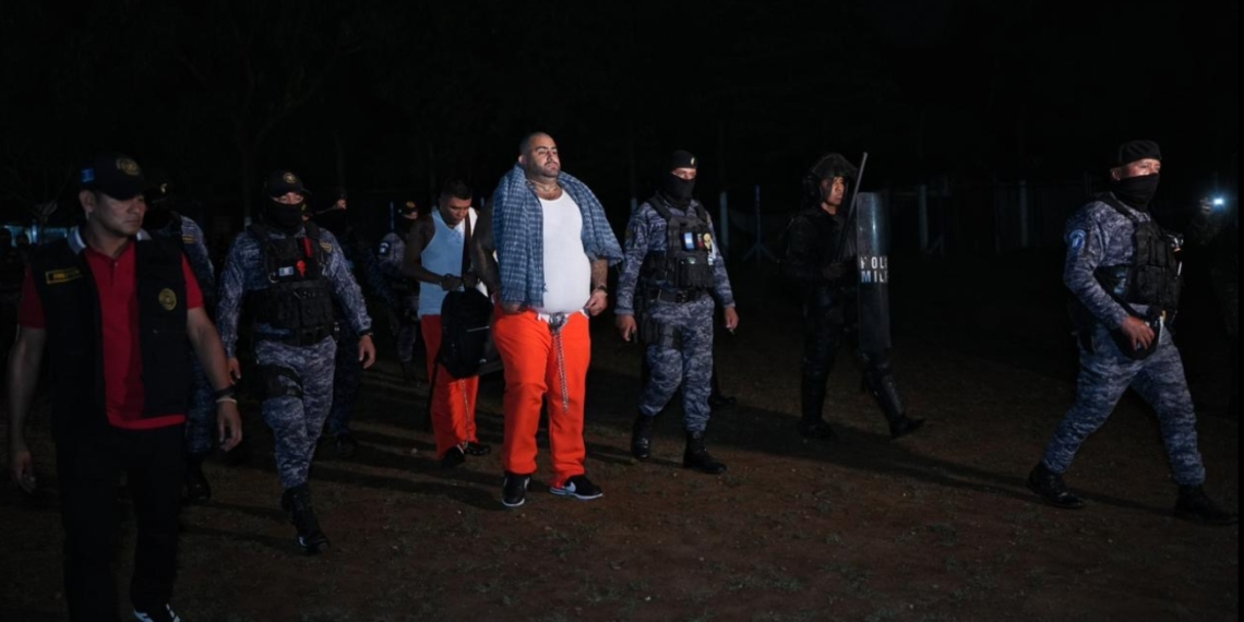 PublinewsGT's tweet photo. Confirman que el "Lobo" sigue aislado en una cárcel. 🐺🔒
#Guatemala #Gobernación #Seguridad #Barrio18 #PNC #Reos #CárcelesDeGuatemala
https://t.co/87rVkWpxNh https://t.co/HP4dXiNwpV