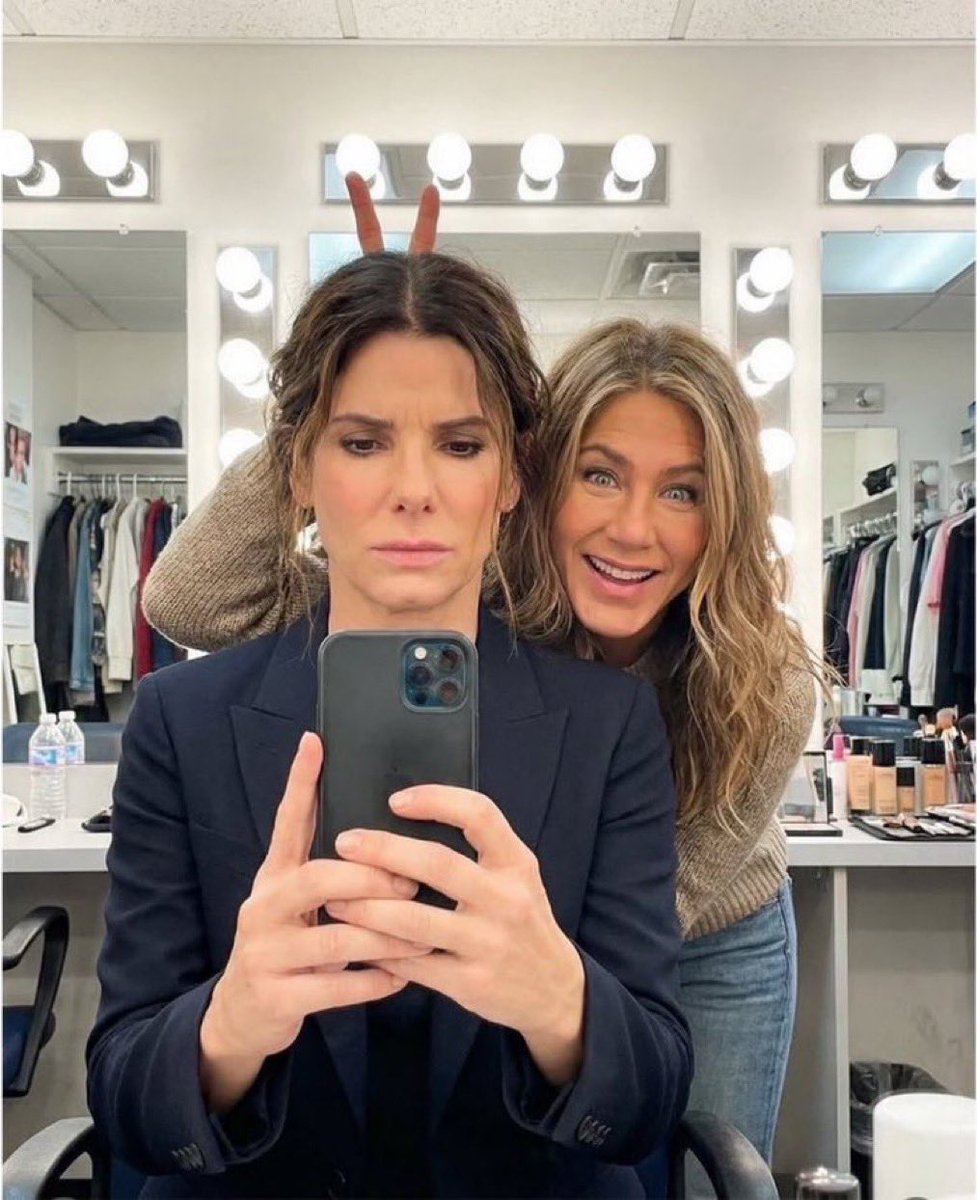 JeniferAnib2ff's tweet photo. Happy birthday  to you my friend Sandra Bullock 🎉🎊🥰 https://t.co/vnoYN42Clu