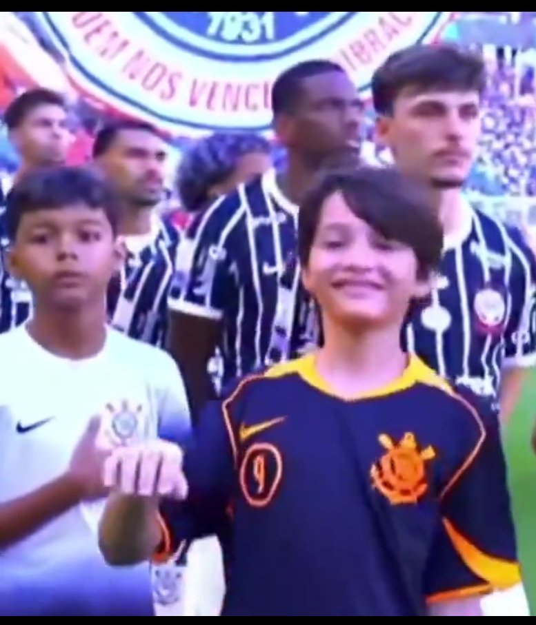CpoR62345's tweet photo. @JoaquinTeixeira Numa mesma imagem, duas crianças da mesma geração ouvindo o hino. Não se trata de geração , se trata de criação . 
E não falo de farmar aura, falo de lugar e hora. https://t.co/duKEKgeNlv