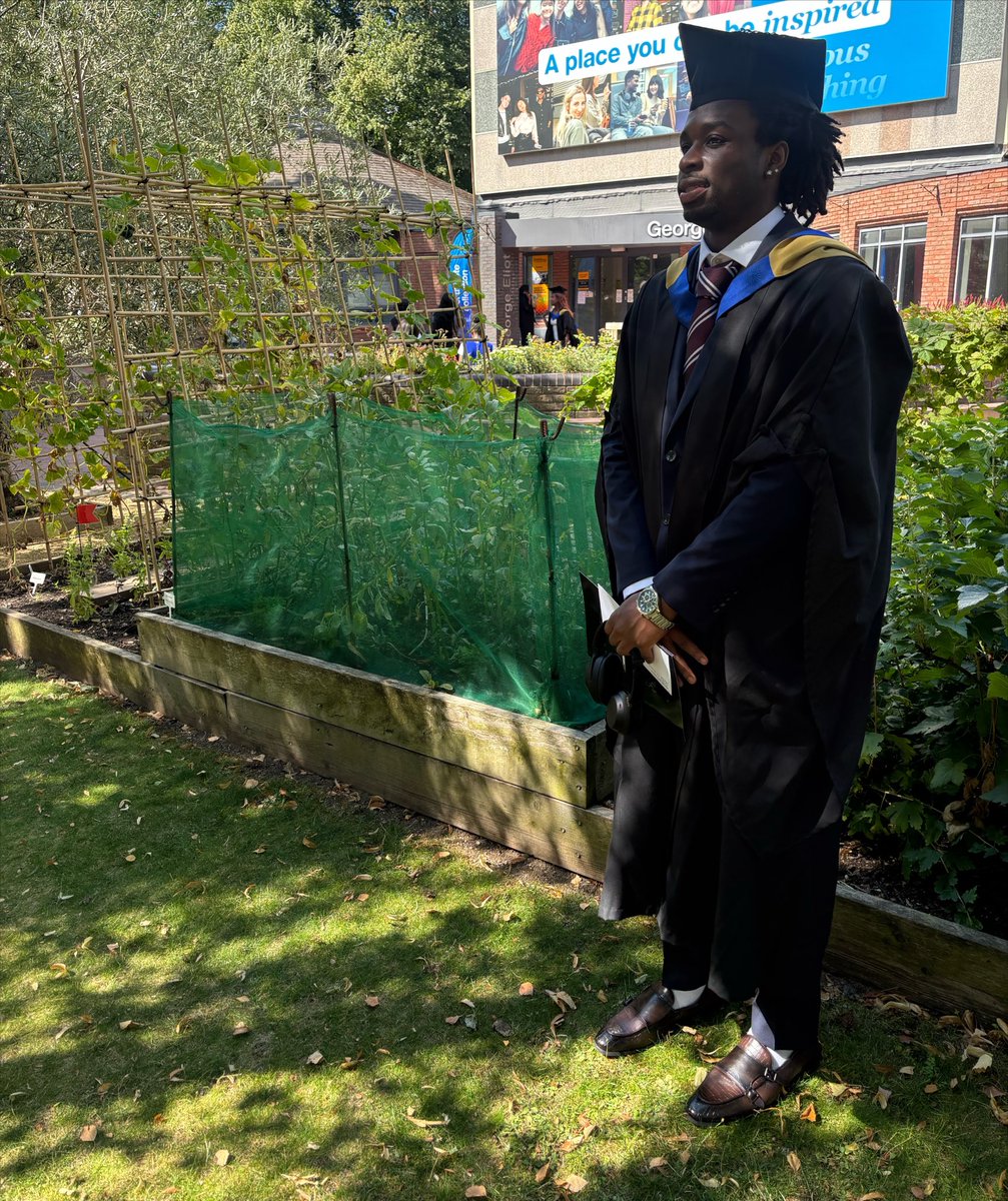 JAWEILLINGHAM's tweet photo. Fucked around and graduated https://t.co/hoxzM6yXhb