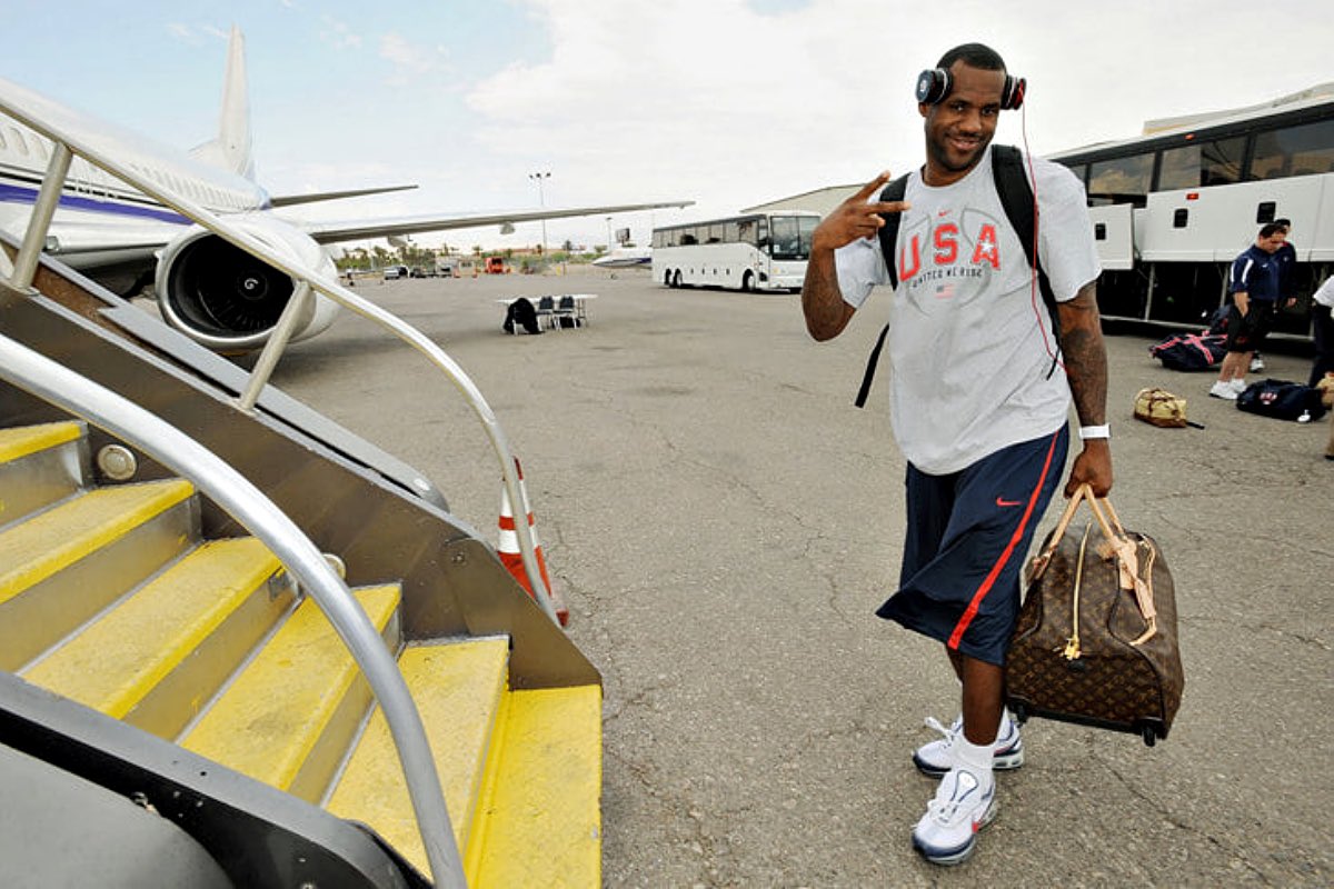B24Dunk's tweet photo. LeBron James vai ficar a viver em Nova Iorque e deverá deslocar-se diariamente para Filadélfia de helicóptero, revela @WindhorstESPN https://t.co/VfKjvMMkM4