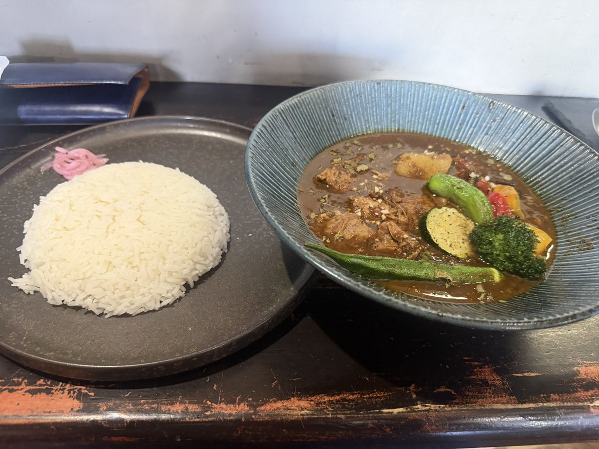 Vezery04's tweet photo. スープカレーばっか食べてる
あぁCoCo壱とヨダレカレーとか深夜特急にも行かないと… https://t.co/JvG4fSgPSw