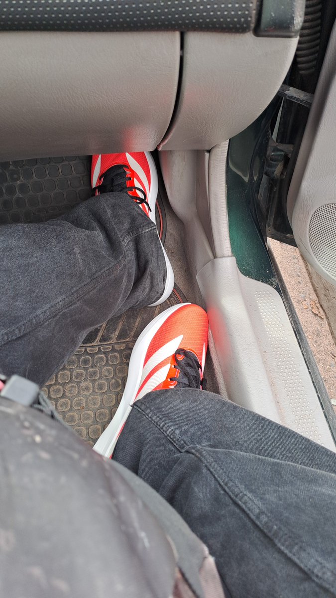 TheMaguro's tweet photo. Me compre zapatillas :) https://t.co/GxeyPHZZuT