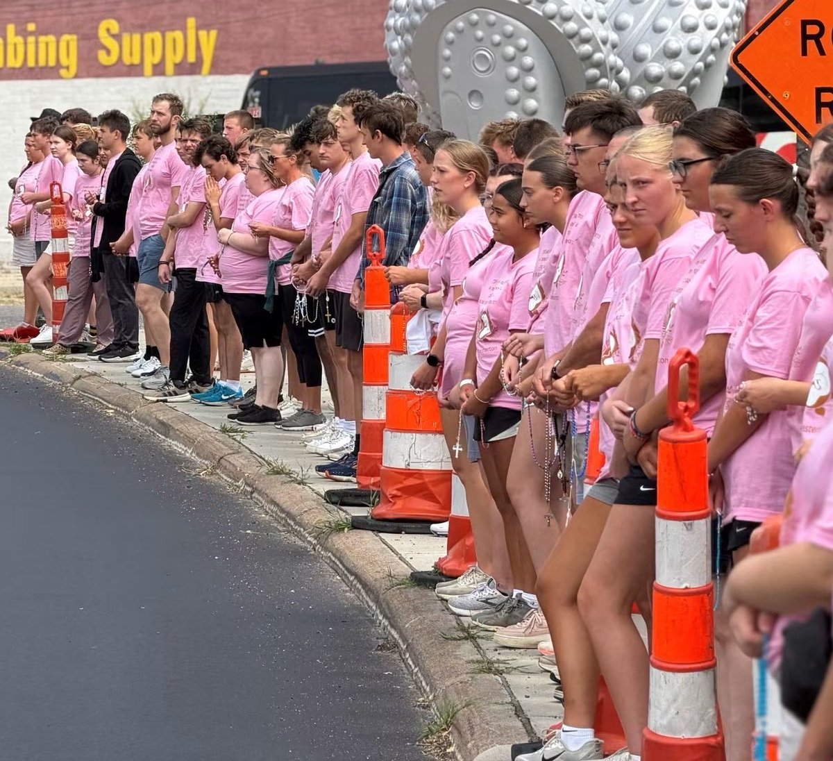 Sachinettiyil's tweet photo. Students stop to pray the Rosary outside a  Planned Parenthood clinic in St. Paul and Minneapolis on their way to a Catholic conference.

Image: Pro-Life Action Ministries https://t.co/cNkIhtr9AZ