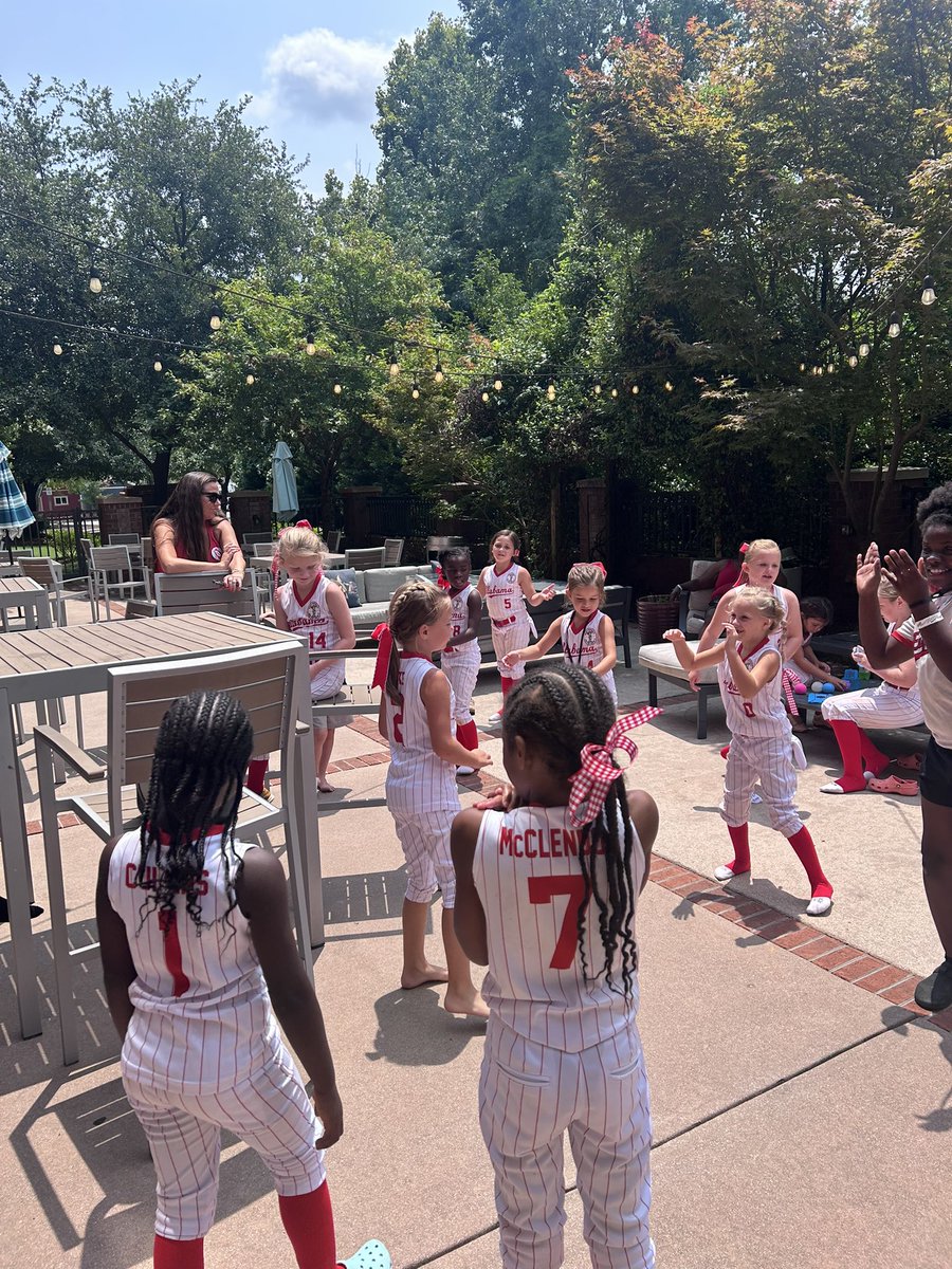 BenMcAliley's tweet photo. Team Alabama getting hyped before heading back to the ballpark to take on the corndogs from Louisiana #Eufaula6u #AveryD https://t.co/Yq5gSrHcEQ