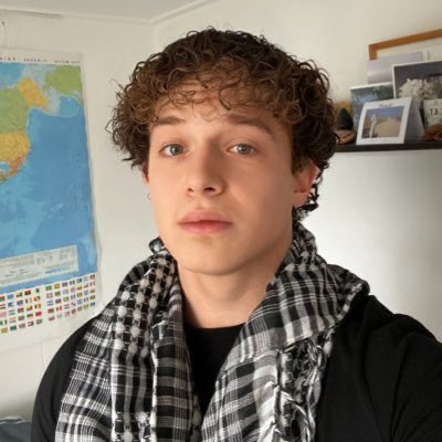 PietKrant's tweet photo. @ErnestoHGF Met je keffiyeh op grindr? Zou je dat ook durven te verkondigen in Gaza? Ze zouden jouw blanke billetjes leip van een flat afgooien. https://t.co/mccjClrAis