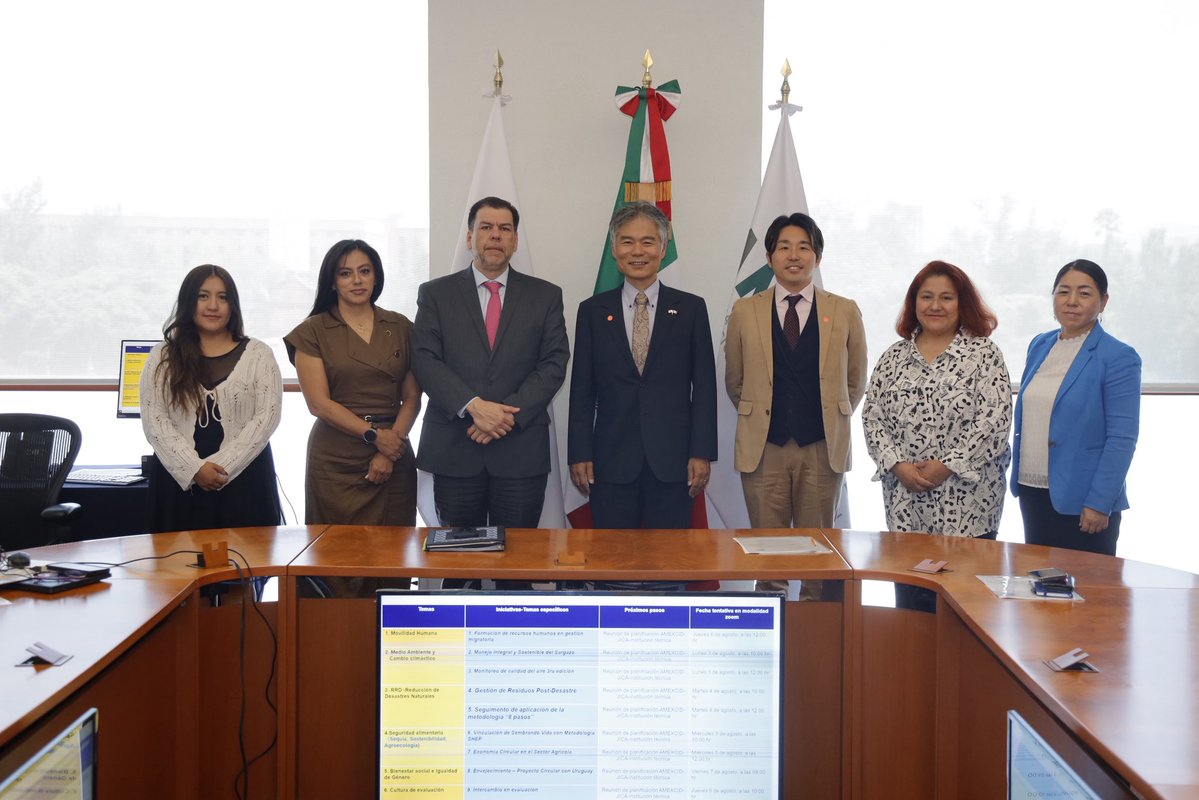 AMEXCID's tweet photo. Nos reunimos con #JICA 🇯🇵 para avanzar en la identificación de las iniciativas que se implementarán en el marco del Programa Conjunto México–Japón 🇲🇽🤝🇯🇵 durante el año fiscal 2026.

La programación contempla acciones orientadas a fortalecer la cooperación bilateral en temas prioritarios como la movilidad humana 🚶‍♀️🚶‍♂️, el manejo integral del sargazo 🌊, la atención a la contaminación atmosférica 🌤️, la reducción del riesgo de desastres 🚨, el fortalecimiento de la seguridad alimentaria 🌽 y la promoción de sistemas de cuidados incluyentes 👵👴.

Desde la #AMEXCID seguimos impulsando alianzas estratégicas de cooperación internacional que contribuyen al cumplimiento de las prioridades nacionales y al bienestar de las personas. 🇲🇽🌎✨