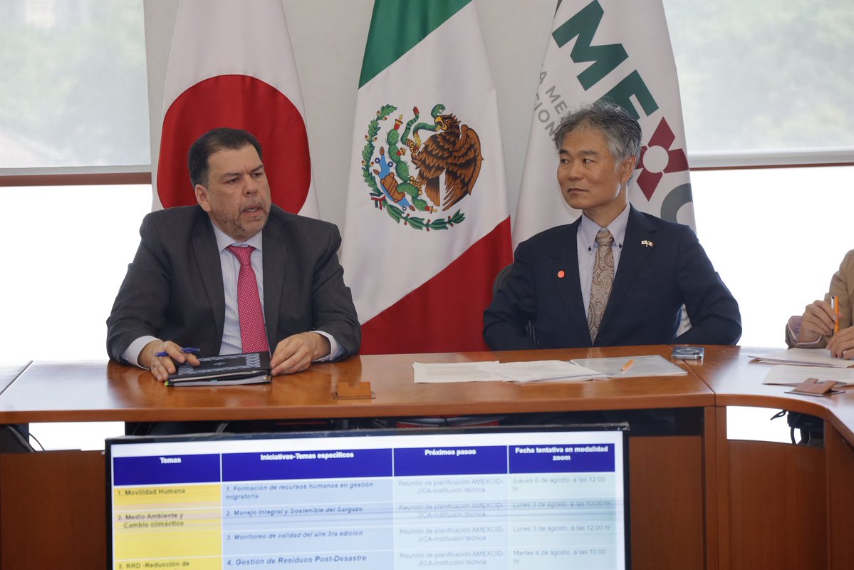 AMEXCID's tweet photo. Nos reunimos con #JICA 🇯🇵 para avanzar en la identificación de las iniciativas que se implementarán en el marco del Programa Conjunto México–Japón 🇲🇽🤝🇯🇵 durante el año fiscal 2026.

La programación contempla acciones orientadas a fortalecer la cooperación bilateral en temas prioritarios como la movilidad humana 🚶‍♀️🚶‍♂️, el manejo integral del sargazo 🌊, la atención a la contaminación atmosférica 🌤️, la reducción del riesgo de desastres 🚨, el fortalecimiento de la seguridad alimentaria 🌽 y la promoción de sistemas de cuidados incluyentes 👵👴.

Desde la #AMEXCID seguimos impulsando alianzas estratégicas de cooperación internacional que contribuyen al cumplimiento de las prioridades nacionales y al bienestar de las personas. 🇲🇽🌎✨