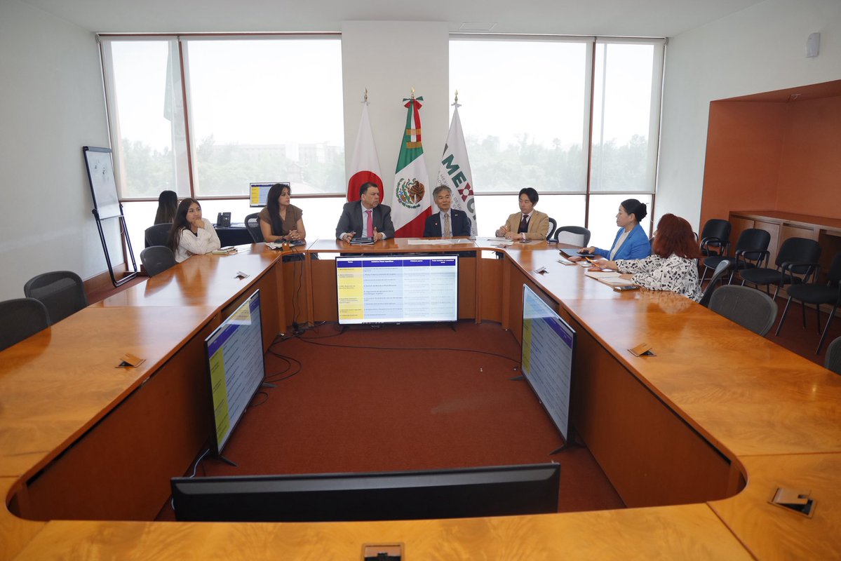 AMEXCID's tweet photo. Nos reunimos con #JICA 🇯🇵 para avanzar en la identificación de las iniciativas que se implementarán en el marco del Programa Conjunto México–Japón 🇲🇽🤝🇯🇵 durante el año fiscal 2026.

La programación contempla acciones orientadas a fortalecer la cooperación bilateral en temas prioritarios como la movilidad humana 🚶‍♀️🚶‍♂️, el manejo integral del sargazo 🌊, la atención a la contaminación atmosférica 🌤️, la reducción del riesgo de desastres 🚨, el fortalecimiento de la seguridad alimentaria 🌽 y la promoción de sistemas de cuidados incluyentes 👵👴.

Desde la #AMEXCID seguimos impulsando alianzas estratégicas de cooperación internacional que contribuyen al cumplimiento de las prioridades nacionales y al bienestar de las personas. 🇲🇽🌎✨