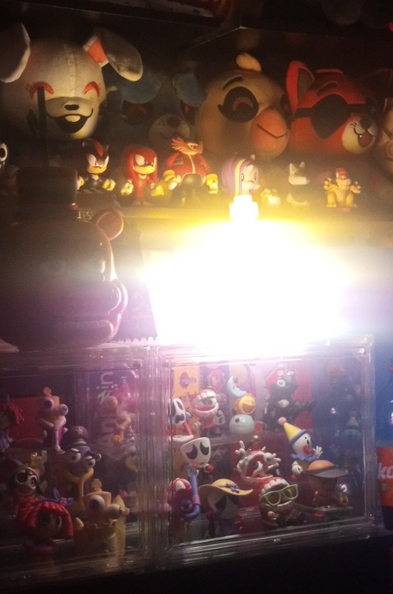 Ankinluu_'s tweet photo. I HAVE THE FUCKING SUN IN MY ROOM OR ITS JUST KINGER???? https://t.co/Xe4OWesEp1