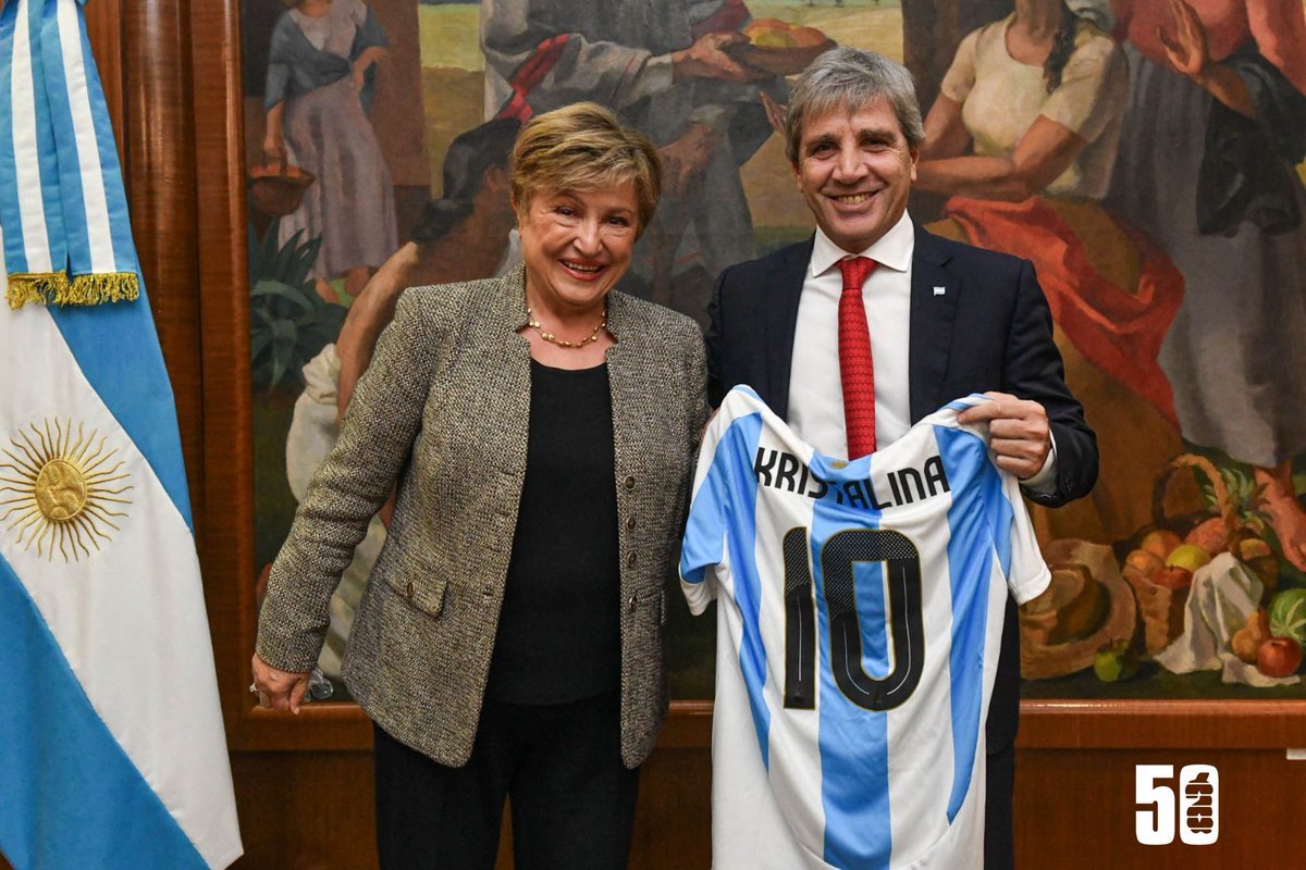 RubenSuspFloyd's tweet photo. En la esa camiseta, queda patentizada la entrega de la Argentina y sus recursos naturales.

La entrega es total. https://t.co/lDe8u18aJx