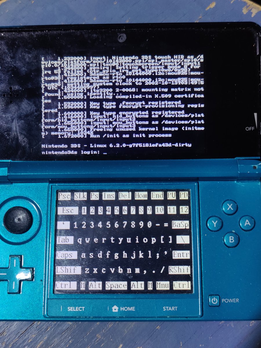 Hayao0819's tweet photo. LinuxをPC-98に移植している傍らで3DSへのLinux 6.2の移植も行わせていました。先人による5.xへの移植はあったのですが6.x系では既存パッチが動作せず、シリアル出力も確認できなかったためデバッグに難儀しました。LLMに非常に低レベルでの画面出力を実装させることで原因特定+修正に成功しました。 https://t.co/a3N7fZtTNZ