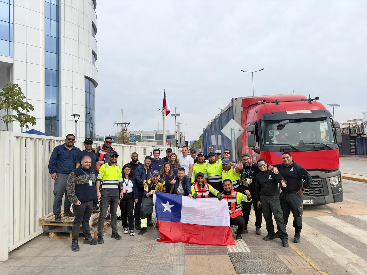 FundacionLuksic's tweet photo. Estuvimos en terreno en la Región de Coquimbo, acompañando a las familias afectadas por las lluvias. 
Junto a @FundTeApoyamos entregamos 3.600 cajas de primera necesidad y kits de limpieza, además de herramientas e insumos a Bomberos de Salamanca 🇨🇱💙 https://t.co/gSxPN98s5O