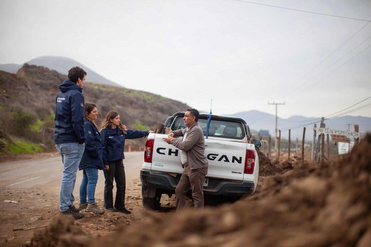 FundacionLuksic's tweet photo. Estuvimos en terreno en la Región de Coquimbo, acompañando a las familias afectadas por las lluvias. 
Junto a @FundTeApoyamos entregamos 3.600 cajas de primera necesidad y kits de limpieza, además de herramientas e insumos a Bomberos de Salamanca 🇨🇱💙 https://t.co/gSxPN98s5O