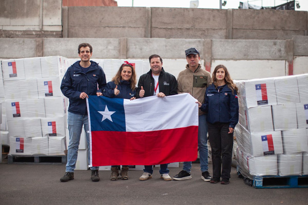 FundacionLuksic's tweet photo. Estuvimos en terreno en la Región de Coquimbo, acompañando a las familias afectadas por las lluvias. 
Junto a @FundTeApoyamos entregamos 3.600 cajas de primera necesidad y kits de limpieza, además de herramientas e insumos a Bomberos de Salamanca 🇨🇱💙 https://t.co/gSxPN98s5O