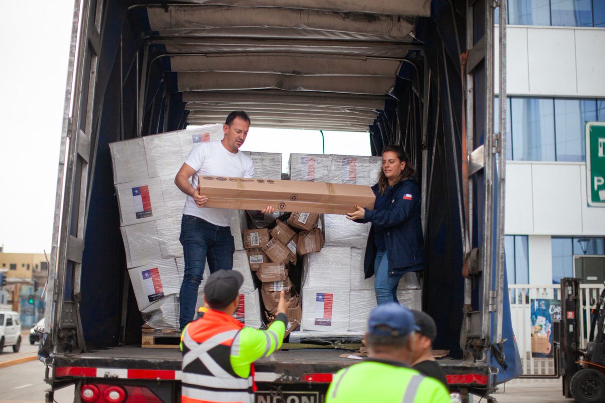 FundacionLuksic's tweet photo. Estuvimos en terreno en la Región de Coquimbo, acompañando a las familias afectadas por las lluvias. 
Junto a @FundTeApoyamos entregamos 3.600 cajas de primera necesidad y kits de limpieza, además de herramientas e insumos a Bomberos de Salamanca 🇨🇱💙 https://t.co/gSxPN98s5O