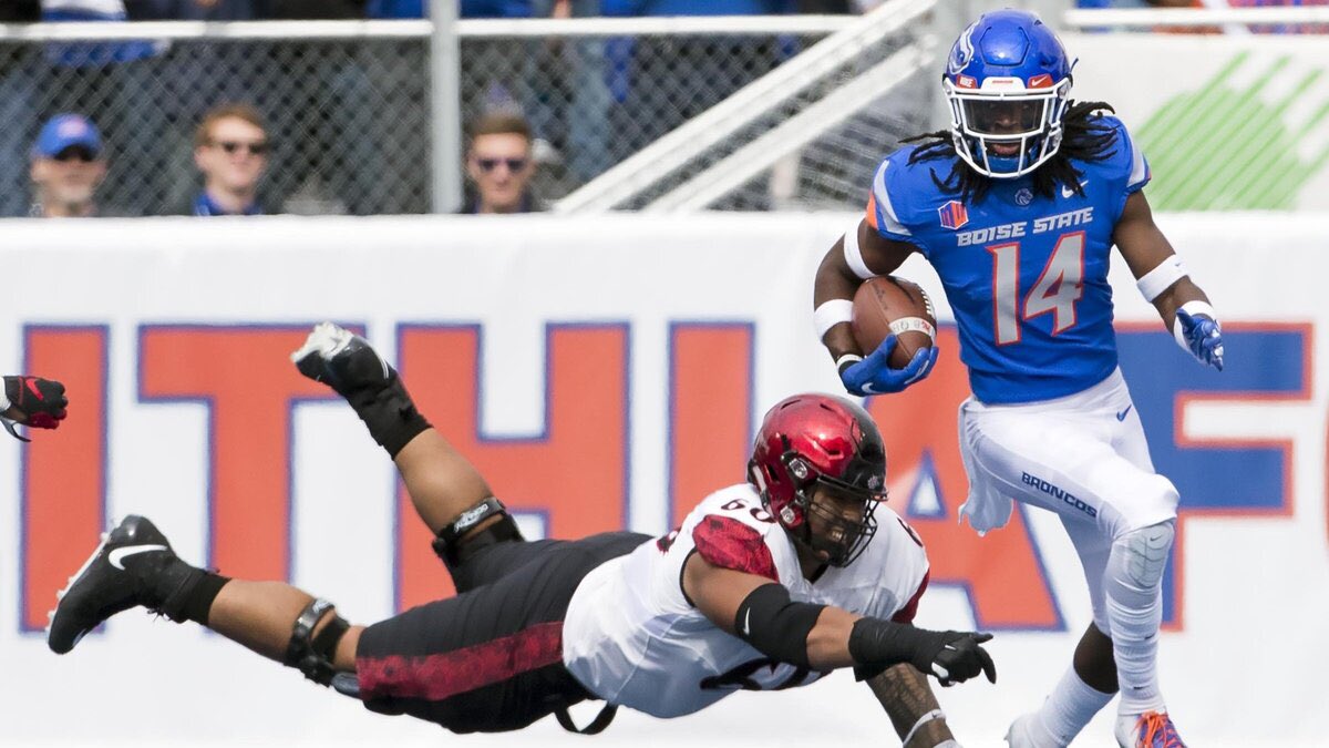 BoiseStUniforms's tweet photo. @connorbelnap34 2018 vs San Diego State. Bad outcome but great helmet https://t.co/5sOjolEmgL