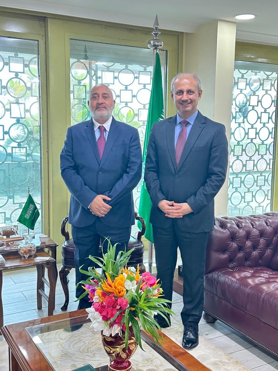 KSAembassyGA's tweet photo. Son Excellence l'Ambassadeur Faraj bin Nader a reçu dans son bureau le nouvel Ambassadeur de la République sœur du Liban auprès de la République Gabonaise, l'Ambassadeur Mazen Kabara. Au cours de leur entretien, ils ont eu des échanges amicaux, passé en revue les excellentes relations bilatérales entre les deux pays et abordé des sujets d'intérêt commun. Ils ont également examiné les possibilités de renforcer la coopération entre les ambassades du Royaume et du Liban. À l'issue de la visite, Son Exc. l'Ambassadeur Faraj bin Nader a souhaité à son homologue libanais plein succès dans ses nouvelles fonctions diplomatiques.