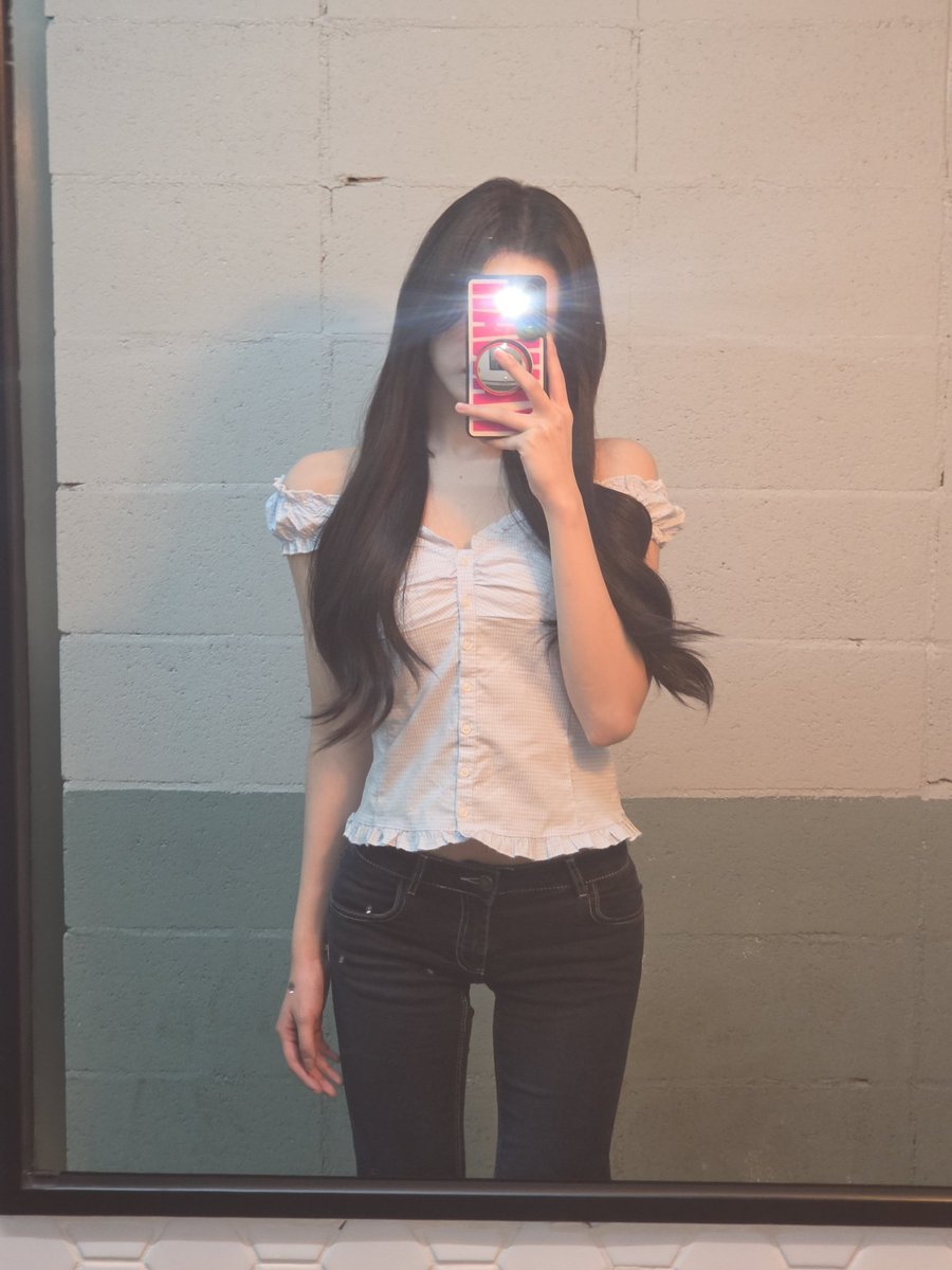 jimjuun's tweet photo. . . . mirror mirror on the wall?? who's the prettiest of them all?? mE >.< https://t.co/N3QfgKrVi9
