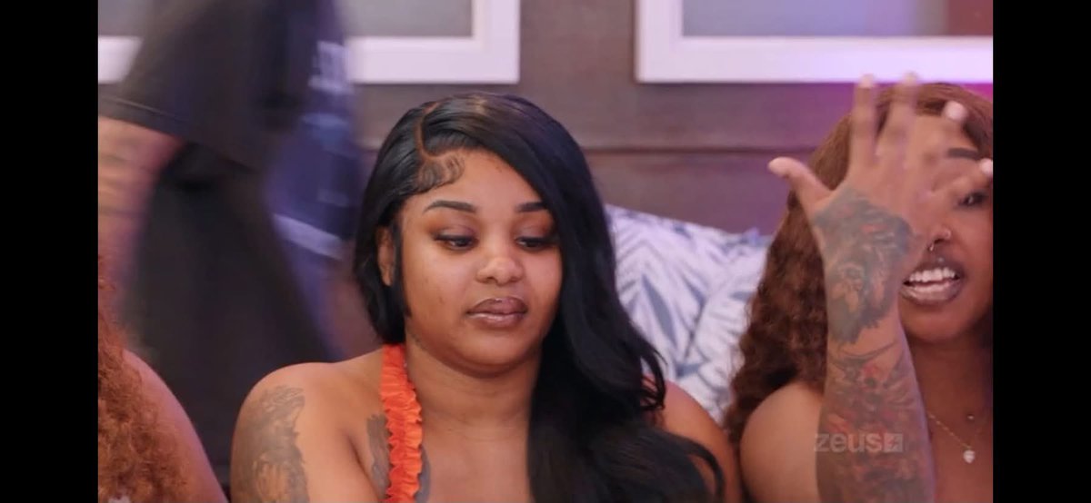 juliethardt's tweet photo. I seen that LIP &amp; replayed it so fast 😭🤣😭 you did what now to lauren?? 😒 https://t.co/nMXWVMjR1X
