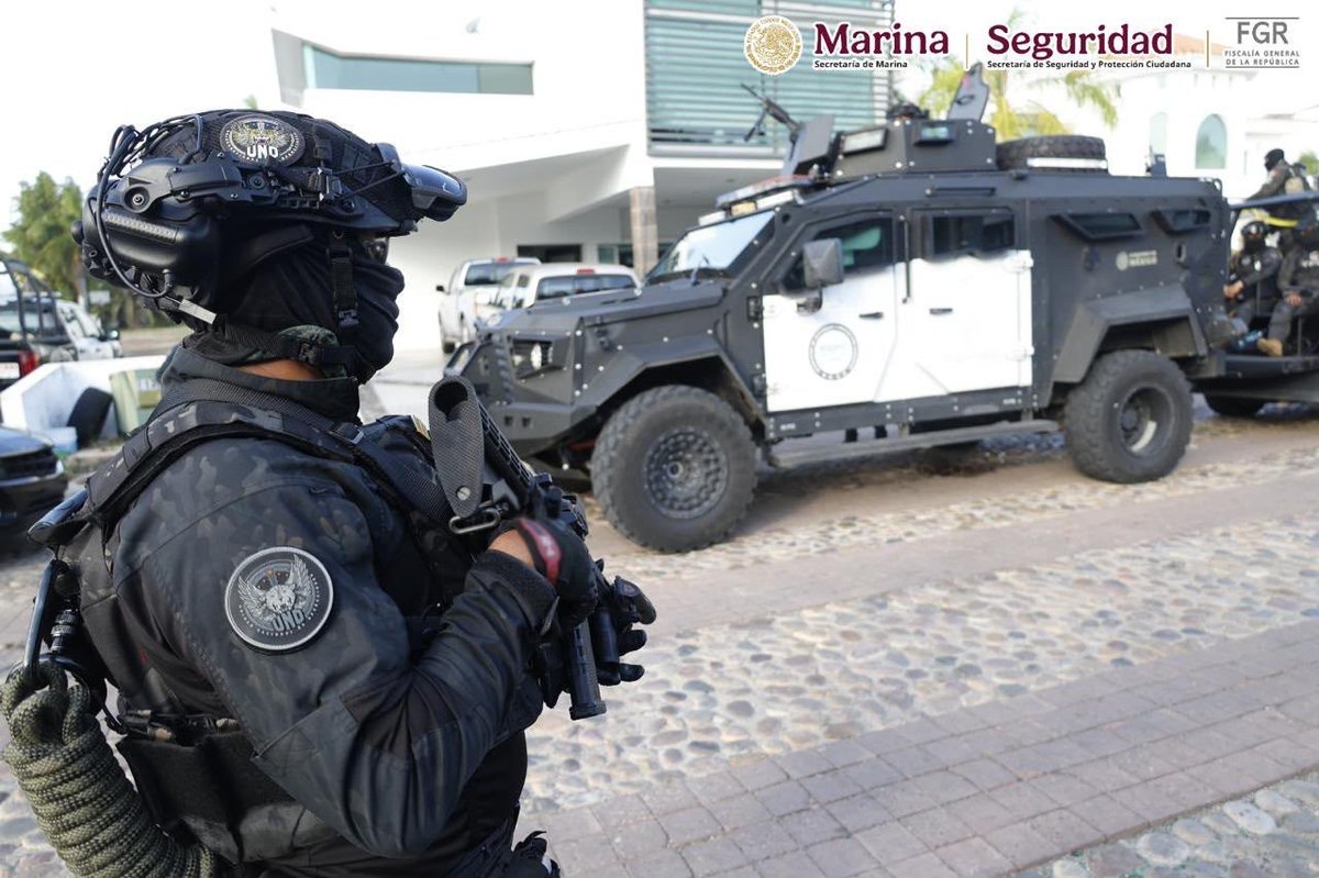 azucenau's tweet photo. 🔴Detienen a 6 personas en Mazatlán, Sinaloa, entre ellas Ricardo “N”, alias “El Tío”.

Es señalado de ser operador financiero y líder de una célula vinculada a “Los Chapitos”.

Fue capturado por elementos de la Semar, SSPC, FGR y del Centro Nacional de Inteligencia, informó el @GabSeguridadMX