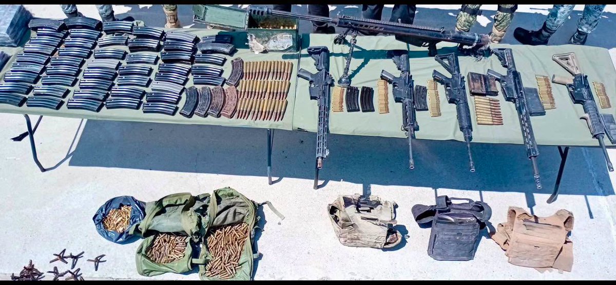 foro_militar's tweet photo. 🚨🚨🚨DECOMISAN ARSENAL, MUNICIONES Y EQUIPO TÁCTICO TRAS PERSECUCIÓN EN PARÁS, NUEVO LEÓN

En una rápida reacción, elementos del Ejército Mexicano asestaron un fuerte golpe a las estructuras del crimen organizado en el municipio de Parás.

El despliegue militar culminó con el aseguramiento de un arsenal, equipo táctico de alto impacto y un vehículo utilizado por presuntos delincuentes.

Los hechos se desencadenaron sobre la carretera Parás-Agualeguas, justo a la altura de la brecha conocida como "El Tanque".

Mientras realizaban labores de patrullaje y vigilancia, los efectivos militares detectaron una camioneta Chevrolet Silverado sin placas de circulación.

A bordo viajaba un grupo de hombres fuertemente armados, quienes, al verse descubiertos, accionaron sus armas de fuego contra los Soldados.

El ataque desató una persecución y un intenso intercambio de disparos.

Viéndose acorralados por la respuesta de los uniformados, los sospechosos detuvieron la marcha, descendieron de la camioneta y se internaron entre la densa maleza para darse a la fuga.

Al asegurar la zona y realizar la inspección correspondiente a la camioneta abandonada, los Soldados localizaron un depósito de armas y municiones de grueso calibre:

🔹6 armas largas abastecidas
🔹60 cargadores
🔹1 caja metálica con 87 cartuchos cal .50
🔹48 cajas de municiones adicionales
🔹2 mochilas que resguardaban 479 cartuchos
🔹3 chalecos balísticos de corte táctico
🔹21 artefactos "ponchallantas" metálicos