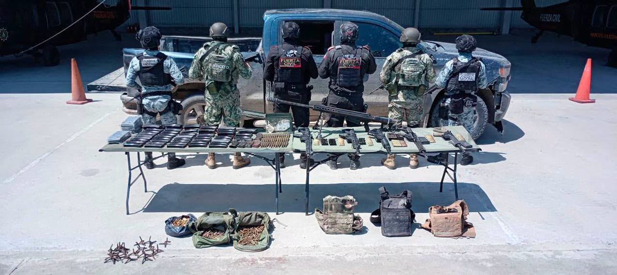 foro_militar's tweet photo. 🚨🚨🚨DECOMISAN ARSENAL, MUNICIONES Y EQUIPO TÁCTICO TRAS PERSECUCIÓN EN PARÁS, NUEVO LEÓN

En una rápida reacción, elementos del Ejército Mexicano asestaron un fuerte golpe a las estructuras del crimen organizado en el municipio de Parás.

El despliegue militar culminó con el aseguramiento de un arsenal, equipo táctico de alto impacto y un vehículo utilizado por presuntos delincuentes.

Los hechos se desencadenaron sobre la carretera Parás-Agualeguas, justo a la altura de la brecha conocida como "El Tanque".

Mientras realizaban labores de patrullaje y vigilancia, los efectivos militares detectaron una camioneta Chevrolet Silverado sin placas de circulación.

A bordo viajaba un grupo de hombres fuertemente armados, quienes, al verse descubiertos, accionaron sus armas de fuego contra los Soldados.

El ataque desató una persecución y un intenso intercambio de disparos.

Viéndose acorralados por la respuesta de los uniformados, los sospechosos detuvieron la marcha, descendieron de la camioneta y se internaron entre la densa maleza para darse a la fuga.

Al asegurar la zona y realizar la inspección correspondiente a la camioneta abandonada, los Soldados localizaron un depósito de armas y municiones de grueso calibre:

🔹6 armas largas abastecidas
🔹60 cargadores
🔹1 caja metálica con 87 cartuchos cal .50
🔹48 cajas de municiones adicionales
🔹2 mochilas que resguardaban 479 cartuchos
🔹3 chalecos balísticos de corte táctico
🔹21 artefactos "ponchallantas" metálicos