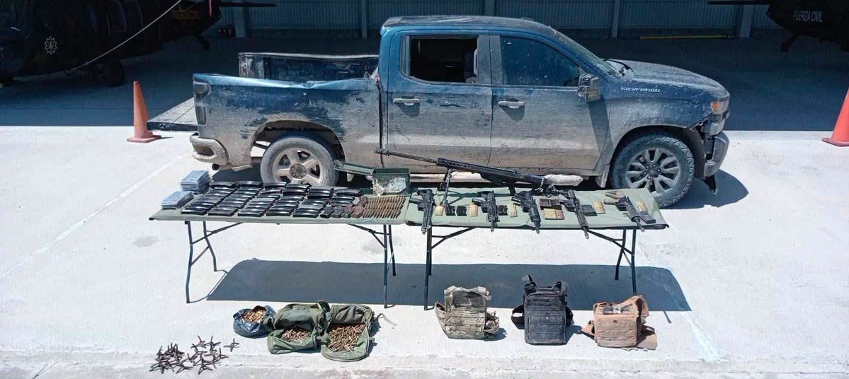 foro_militar's tweet photo. 🚨🚨🚨DECOMISAN ARSENAL, MUNICIONES Y EQUIPO TÁCTICO TRAS PERSECUCIÓN EN PARÁS, NUEVO LEÓN

En una rápida reacción, elementos del Ejército Mexicano asestaron un fuerte golpe a las estructuras del crimen organizado en el municipio de Parás.

El despliegue militar culminó con el aseguramiento de un arsenal, equipo táctico de alto impacto y un vehículo utilizado por presuntos delincuentes.

Los hechos se desencadenaron sobre la carretera Parás-Agualeguas, justo a la altura de la brecha conocida como "El Tanque".

Mientras realizaban labores de patrullaje y vigilancia, los efectivos militares detectaron una camioneta Chevrolet Silverado sin placas de circulación.

A bordo viajaba un grupo de hombres fuertemente armados, quienes, al verse descubiertos, accionaron sus armas de fuego contra los Soldados.

El ataque desató una persecución y un intenso intercambio de disparos.

Viéndose acorralados por la respuesta de los uniformados, los sospechosos detuvieron la marcha, descendieron de la camioneta y se internaron entre la densa maleza para darse a la fuga.

Al asegurar la zona y realizar la inspección correspondiente a la camioneta abandonada, los Soldados localizaron un depósito de armas y municiones de grueso calibre:

🔹6 armas largas abastecidas
🔹60 cargadores
🔹1 caja metálica con 87 cartuchos cal .50
🔹48 cajas de municiones adicionales
🔹2 mochilas que resguardaban 479 cartuchos
🔹3 chalecos balísticos de corte táctico
🔹21 artefactos "ponchallantas" metálicos
