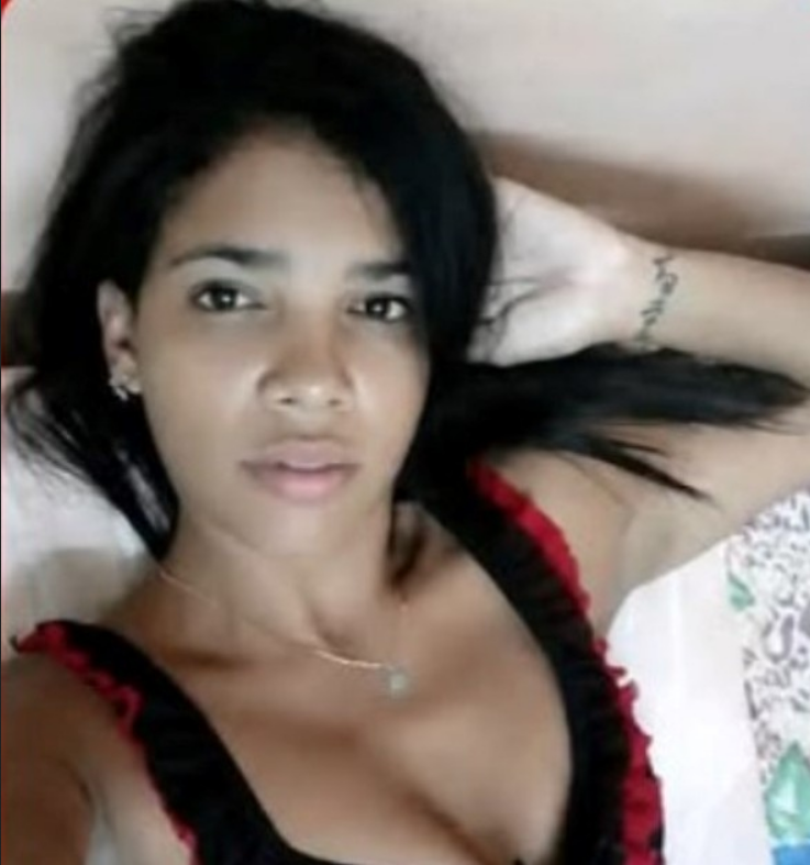 JL_Spartan's tweet photo. 🚨MISTERIOSA DESAPARICIÓN DE MADRE CUBANA TRAS UN CRIMEN!
La familia de Lourdes Díaz Laudinot, madre de dos hijos y residente de la candente y violenta #Alamar, denunció su desaparición tras el asesinato de Armando Lara, padre de sus hijos, quien presuntamente fue atacado por la actual pareja de la mujer, ahora prófuga. Sus familiares temen por su vida y han iniciado una intensa búsqueda, con gran preocupación por la posible relación entre ambos hechos. 🔍