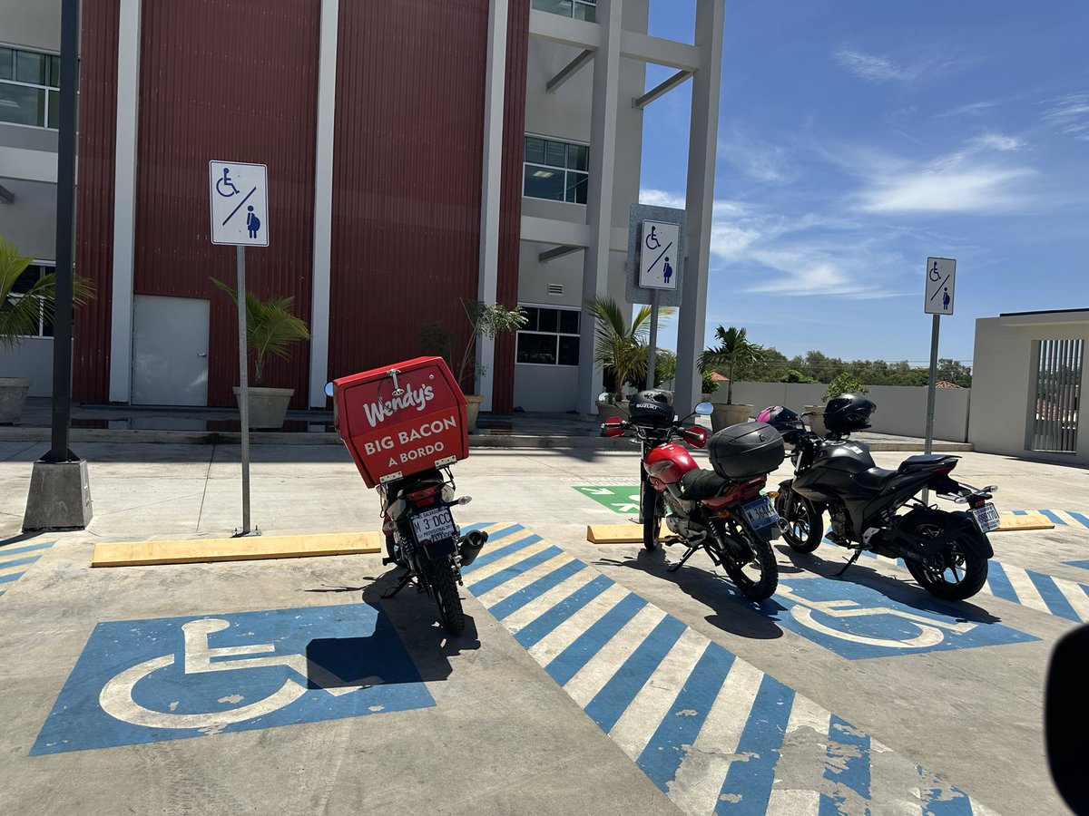 adriazza's tweet photo. Es increíble que el ente que esto pase en la @FGR_SV  ósea si esto pasa en un lugar gubernamental pierdo las esperanzas de que el país mejore y se hagan cumplir las leyes y se respeten estos parqueos para personas que lo necesitan de verdad😡😡😡😡 https://t.co/qEEEEzhYtT