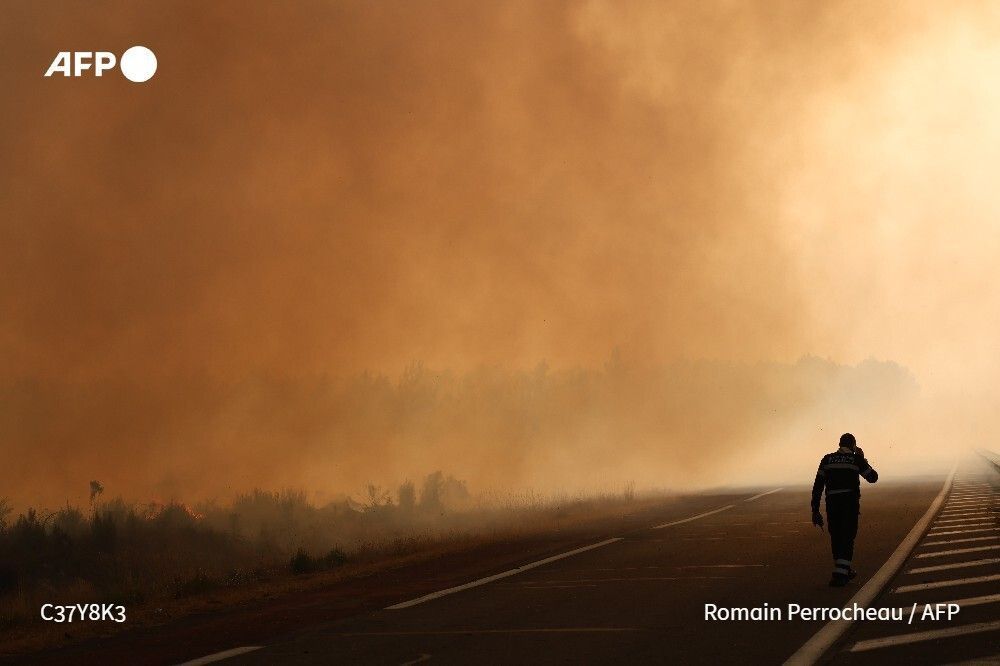 afpfr's tweet photo. 🔥 Les orages de feu, ou pyrocumulonimbus, qui ont touché la Gironde, sont la conséquence du réchauffement climatique qui favorise la succession de canicules, souligne le chercheur du CNRS Jean-Baptiste Filippi. 

✍️ Entretien à lire ici: https://t.co/ZfmTHHq6f7 https://t.co/N1W0XOXals