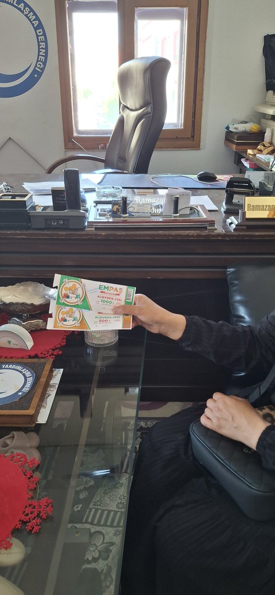 maviaydernegii's tweet photo. Bugün 27.07.2026 Pazartesi Mavi Ay Dernegi Takibindeki İhtiyaç Sahibi Yetim Öksüz Dul Yaşlı Ailelerimize Yüreği Güzel Köksal YILMAZ Abimizin Alışveriş Çeklerini Takibimizdeki İhtiyaç Sahibi Ailelerimize Teslim Edip Hayırseverimiz Köksal YILMAZ ve Ailsine Dua İstedik.@Raydin33 https://t.co/fwQcT9vNHh