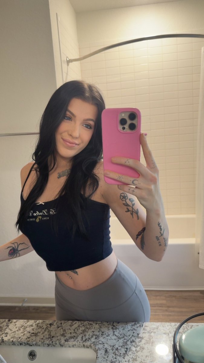 Kenzieflops's tweet photo. 1 or 2? https://t.co/YlHjwuse18