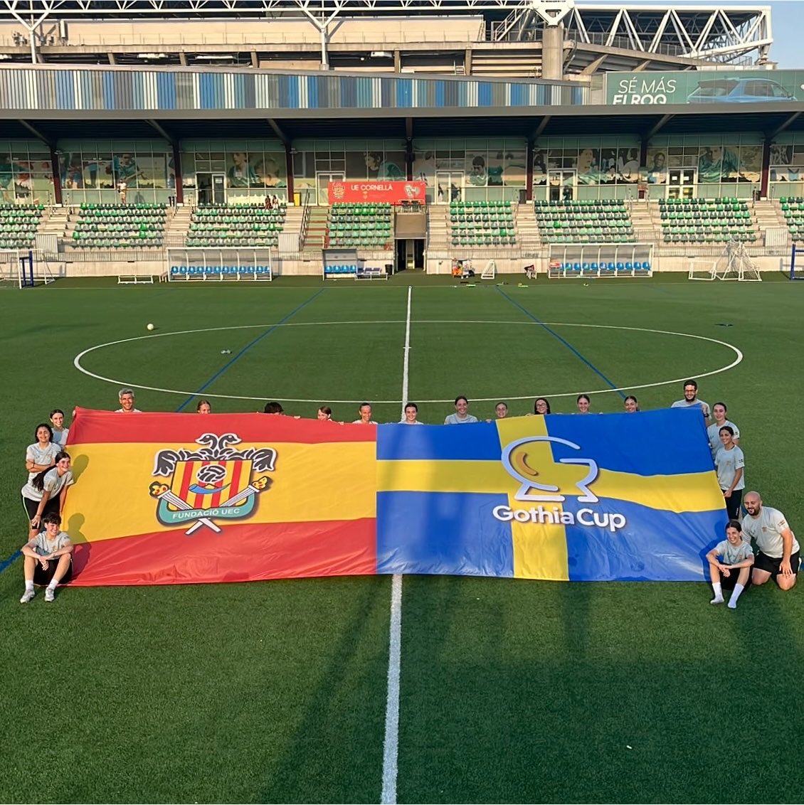 FundacioUEC's tweet photo. 🙌 𝙀𝙭𝙥𝙚𝙧𝙞𝙚̀𝙣𝙘𝙞𝙖 𝙞𝙣𝙩𝙚𝙧𝙣𝙖𝙘𝙞𝙤𝙣𝙖𝙡 𝙞𝙣𝙤𝙗𝙡𝙞𝙙𝙖��𝙡𝙚! 🏆 

🤩 El Juvenil C femení va gaudir d’una experiència única disputant la @Gothia_Cup a Suècia! 

✈️ Dies molt especials per a les nostres!

#FundacióUEC #Ambelverdalcor 💚 https://t.co/707w5Ivjvp