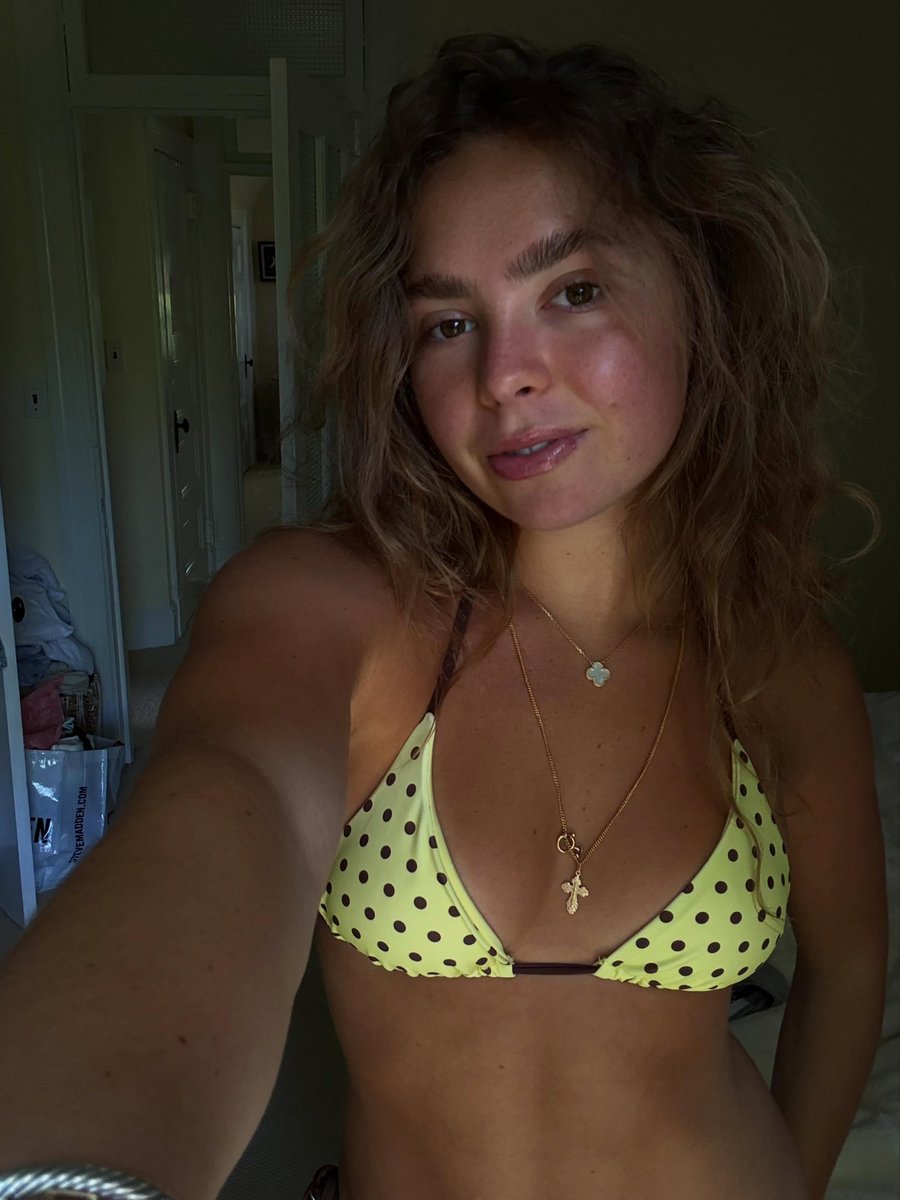 gav80hd's tweet photo. no bra and a thin white shirt give a nice view 😉

#bikini #bop #wankchat #irl #college #schoolgirl #exposed #goonbait #faceporn #tight #teen https://t.co/7s5UCpF0tv
