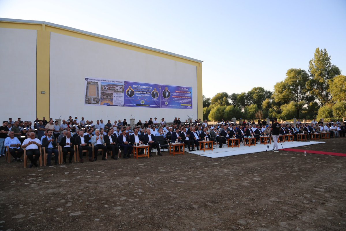 AkpartiBitlis13's tweet photo. 📍Günkırı 

İl Başkanımız Sn.@EnginGunceoglu, Milletvekilimiz Sn.@T_Bedirhanoglu, İlçe Başkanlarımız, Belediye Başkanlarımız ve teşkilat mensuplarımız ile beraber, 

Günkırı Belediyesi Gençlik merkezi ve Kapalı spor salonunu temel atma törenine katılım sağladılar. Gençlerimizin sosyal, kültürel ve sportif faaliyetlerini en iyi şekilde gerçekleştirebilmeleri adına hayata geçirilen bu proje, Günkırı için önemli bir cazibe merkezi olacaktır. 

Modern altyapısıyla dikkat çeken tesisin, beldemizin sosyal hayatına ve gelişimine büyük bir katma değer katacaktır. 

Temeli atılan bu değerli yatırımın Günkırı'ya, kıymetli hemşehrilerimize ve gençlerimize hayırlı olmasını dileriz.