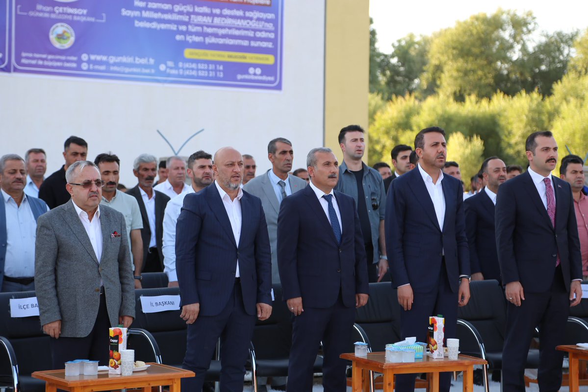 AkpartiBitlis13's tweet photo. 📍Günkırı 

İl Başkanımız Sn.@EnginGunceoglu, Milletvekilimiz Sn.@T_Bedirhanoglu, İlçe Başkanlarımız, Belediye Başkanlarımız ve teşkilat mensuplarımız ile beraber, 

Günkırı Belediyesi Gençlik merkezi ve Kapalı spor salonunu temel atma törenine katılım sağladılar. Gençlerimizin sosyal, kültürel ve sportif faaliyetlerini en iyi şekilde gerçekleştirebilmeleri adına hayata geçirilen bu proje, Günkırı için önemli bir cazibe merkezi olacaktır. 

Modern altyapısıyla dikkat çeken tesisin, beldemizin sosyal hayatına ve gelişimine büyük bir katma değer katacaktır. 

Temeli atılan bu değerli yatırımın Günkırı'ya, kıymetli hemşehrilerimize ve gençlerimize hayırlı olmasını dileriz.