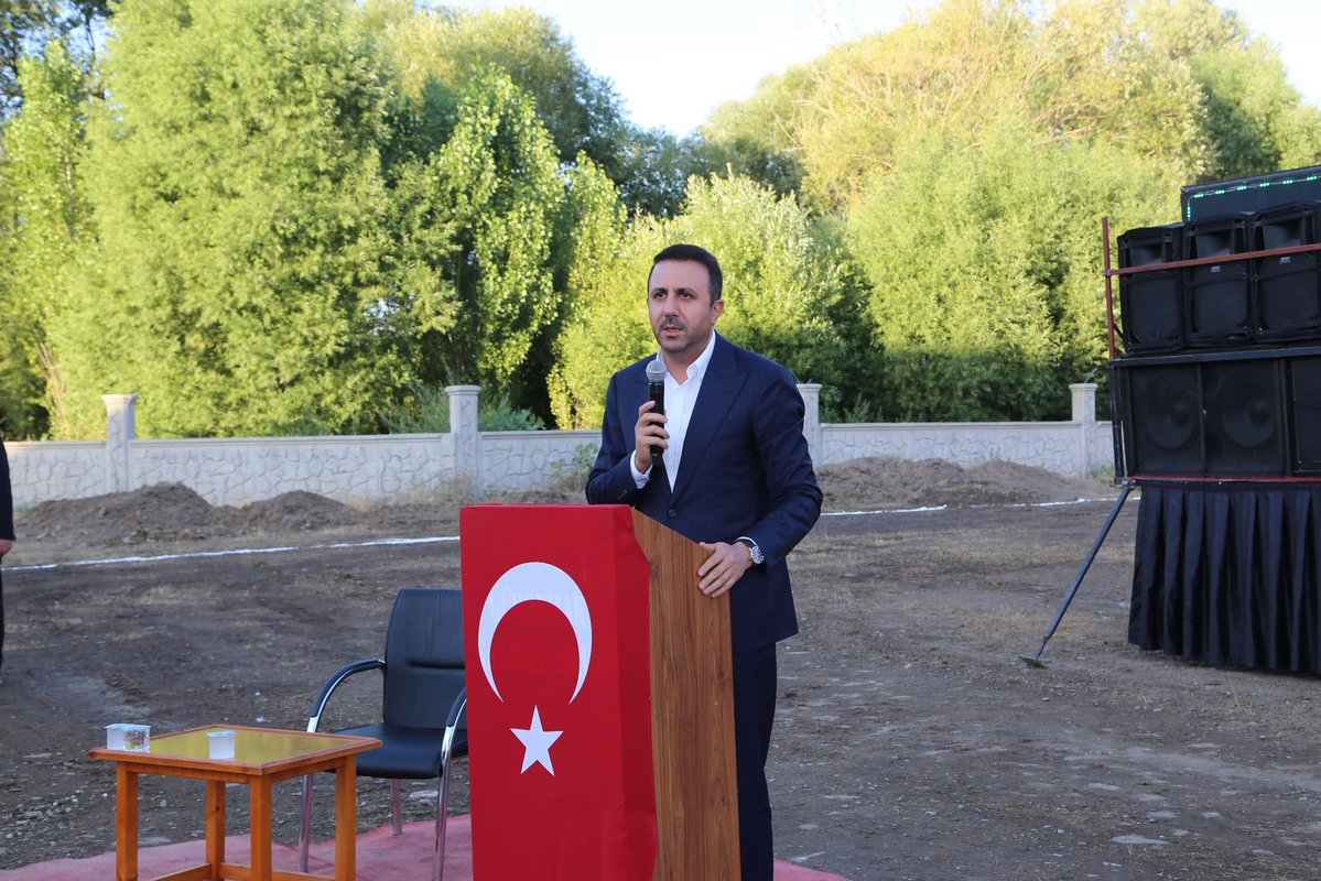 AkpartiBitlis13's tweet photo. 📍Günkırı 

İl Başkanımız Sn.@EnginGunceoglu, Milletvekilimiz Sn.@T_Bedirhanoglu, İlçe Başkanlarımız, Belediye Başkanlarımız ve teşkilat mensuplarımız ile beraber, 

Günkırı Belediyesi Gençlik merkezi ve Kapalı spor salonunu temel atma törenine katılım sağladılar. Gençlerimizin sosyal, kültürel ve sportif faaliyetlerini en iyi şekilde gerçekleştirebilmeleri adına hayata geçirilen bu proje, Günkırı için önemli bir cazibe merkezi olacaktır. 

Modern altyapısıyla dikkat çeken tesisin, beldemizin sosyal hayatına ve gelişimine büyük bir katma değer katacaktır. 

Temeli atılan bu değerli yatırımın Günkırı'ya, kıymetli hemşehrilerimize ve gençlerimize hayırlı olmasını dileriz.