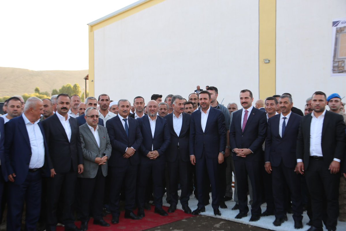 AkpartiBitlis13's tweet photo. 📍Günkırı 

İl Başkanımız Sn.@EnginGunceoglu, Milletvekilimiz Sn.@T_Bedirhanoglu, İlçe Başkanlarımız, Belediye Başkanlarımız ve teşkilat mensuplarımız ile beraber, 

Günkırı Belediyesi Gençlik merkezi ve Kapalı spor salonunu temel atma törenine katılım sağladılar. Gençlerimizin sosyal, kültürel ve sportif faaliyetlerini en iyi şekilde gerçekleştirebilmeleri adına hayata geçirilen bu proje, Günkırı için önemli bir cazibe merkezi olacaktır. 

Modern altyapısıyla dikkat çeken tesisin, beldemizin sosyal hayatına ve gelişimine büyük bir katma değer katacaktır. 

Temeli atılan bu değerli yatırımın Günkırı'ya, kıymetli hemşehrilerimize ve gençlerimize hayırlı olmasını dileriz.
