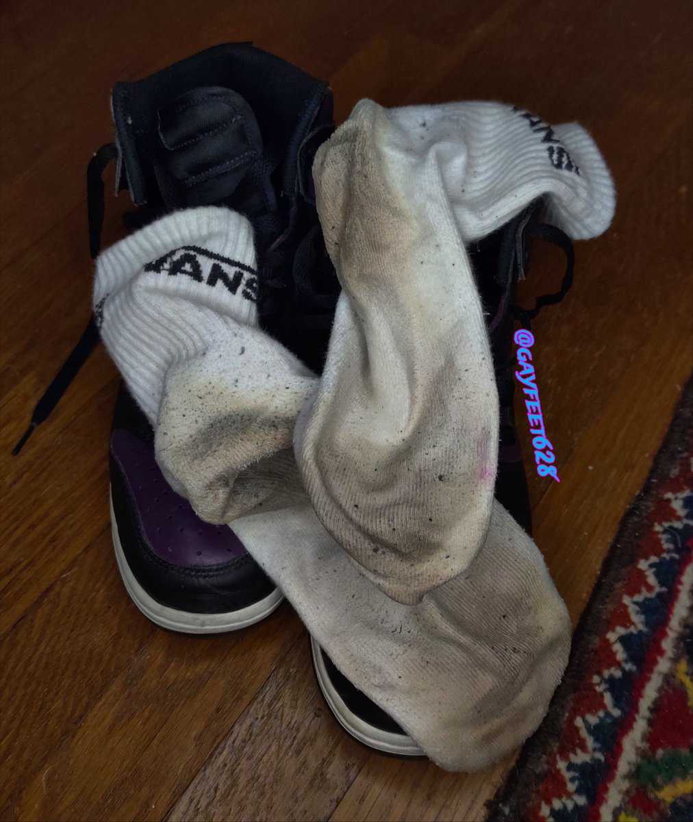 gayfeet628's tweet photo. My socks stink☠️ https://t.co/Bwdzl6sxRc
