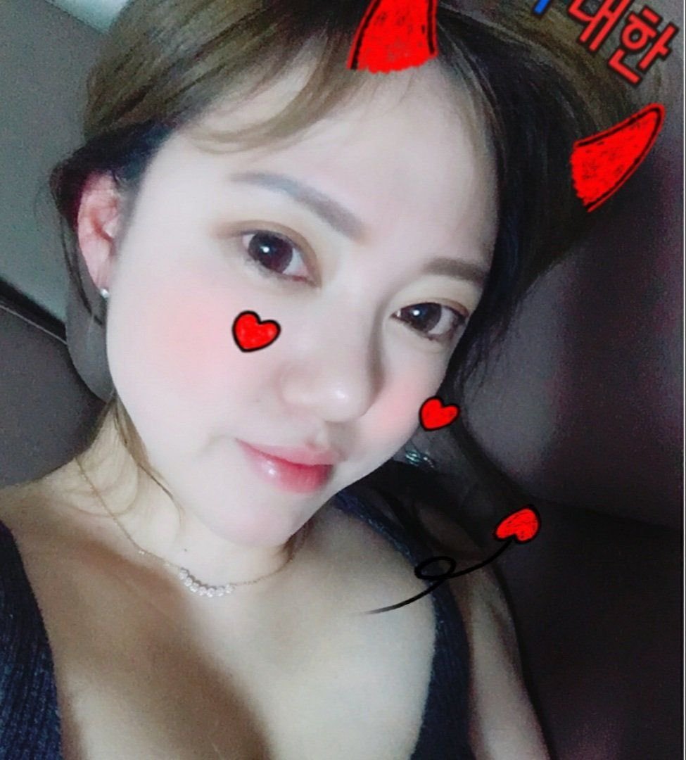 leeso917's tweet photo. 34세 이현아
얼굴은 좀 노꼴인데 선생이라고 하기엔 너무 음탕한 표정이네
학생들 가르치면서 저런 얼굴로 웃으면 그래도ㅠ남자애들은 좆 좀 잡겠네 ㅋㅋ
34살이나 먹고 얼굴에 욕정을 그렇게 드러내는 육덕 선생이라니다들 선생에 대한 추억은 다들 있지? 
#지인능욕 #지인박제 #박제 #상납 https://t.co/5fNTe0mpxY
